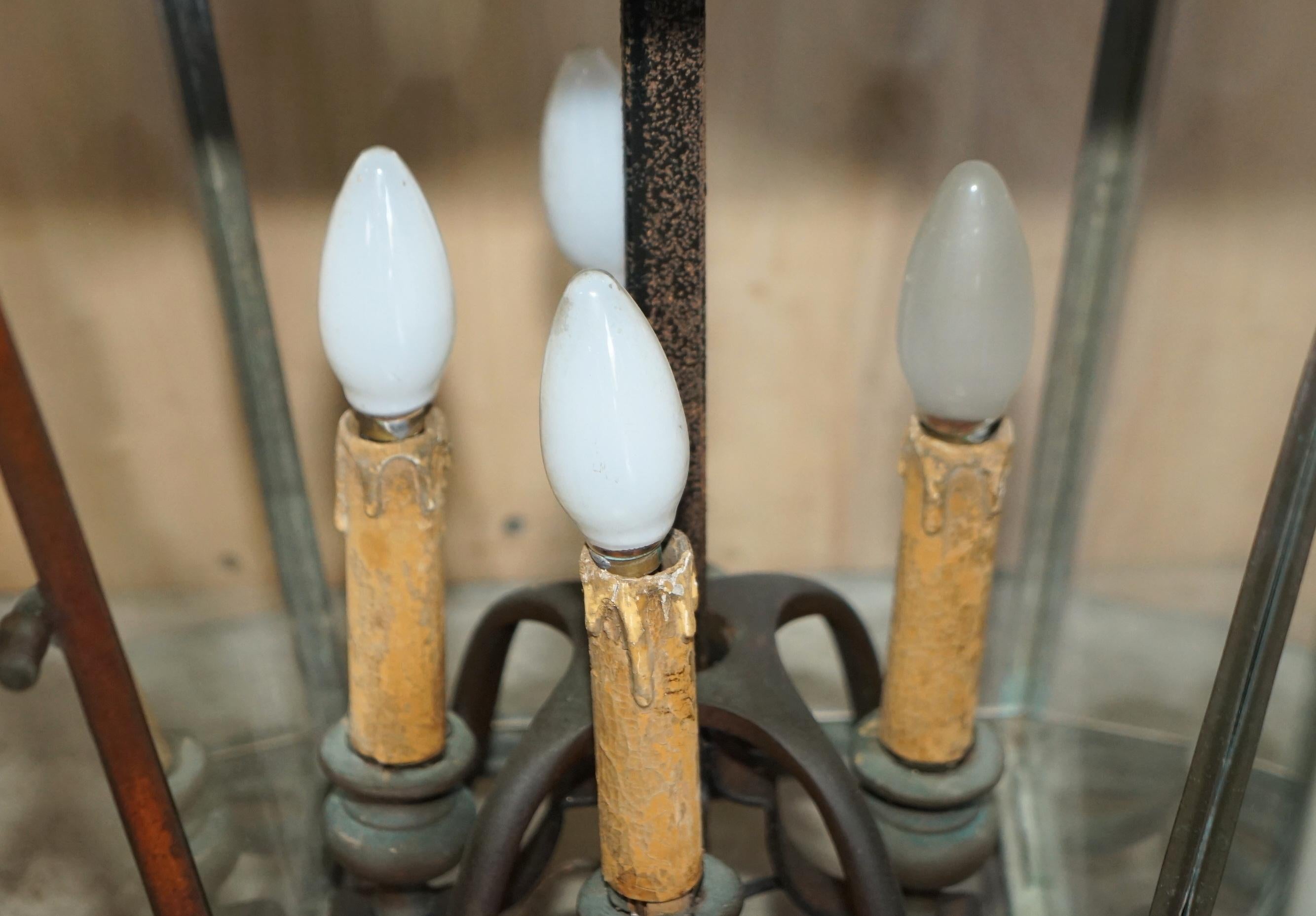 Lanterne suspendue victorienne ancienne en bronze avec intérieur à quatre bougies doit être vu en vente 6