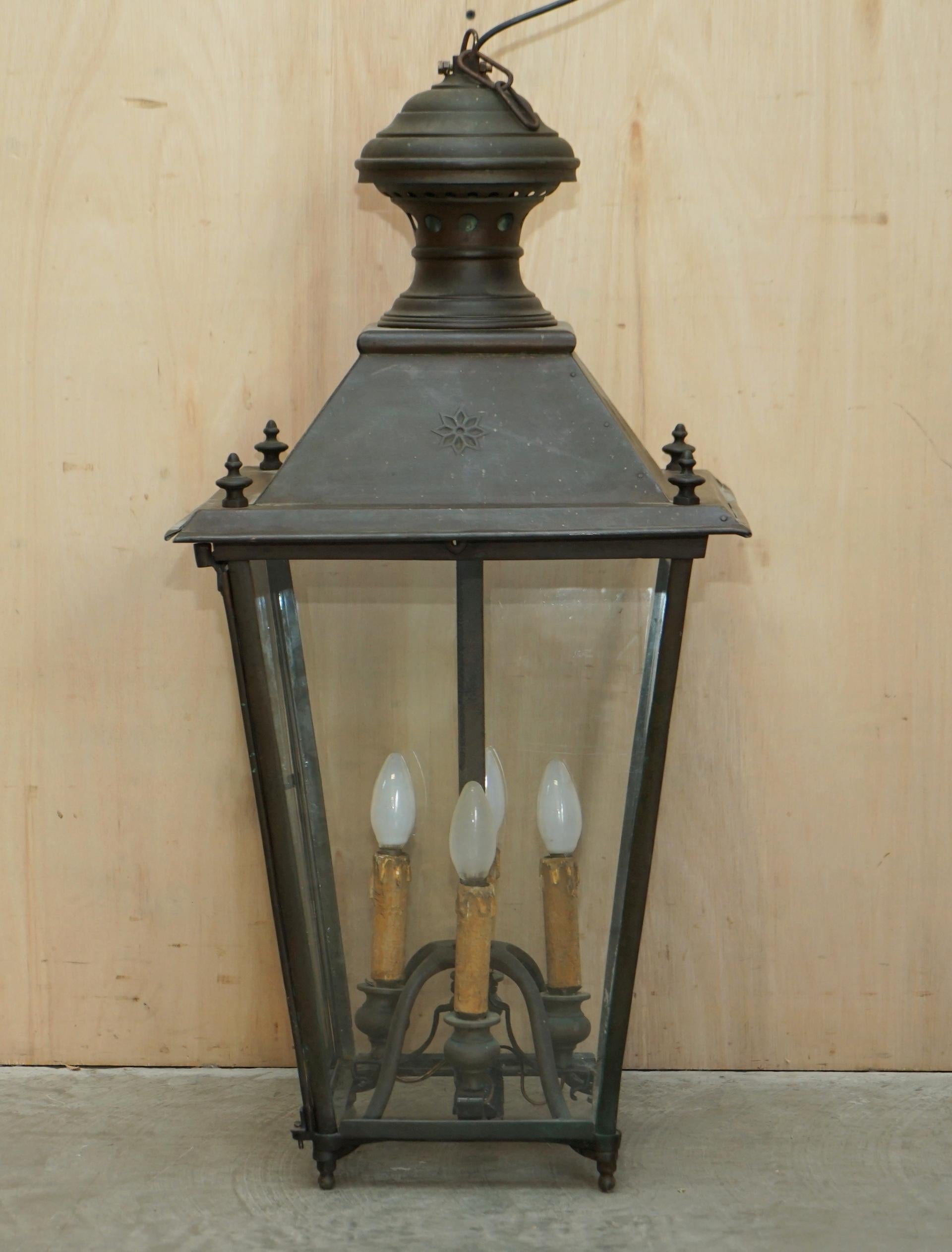 Lanterne suspendue victorienne ancienne en bronze avec intérieur à quatre bougies doit être vu en vente 8