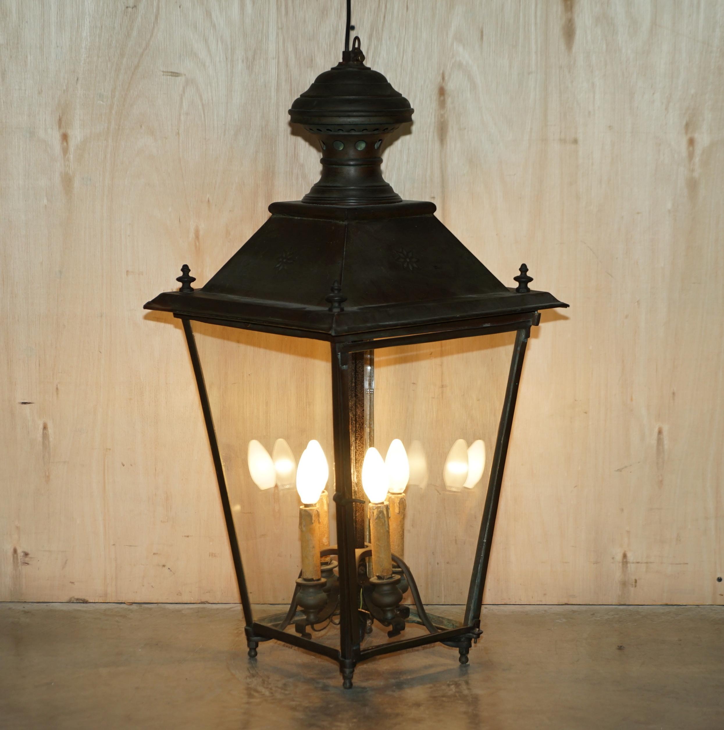 Nous sommes ravis d'offrir à la vente cette belle lanterne suspendue en bronze de style Victorien circa 1880 avec base à quatre bougies.
Une belle lanterne pendante, bien faite et souhaitable, en très bon état d'origine. 

Cette pièce est pleine de
