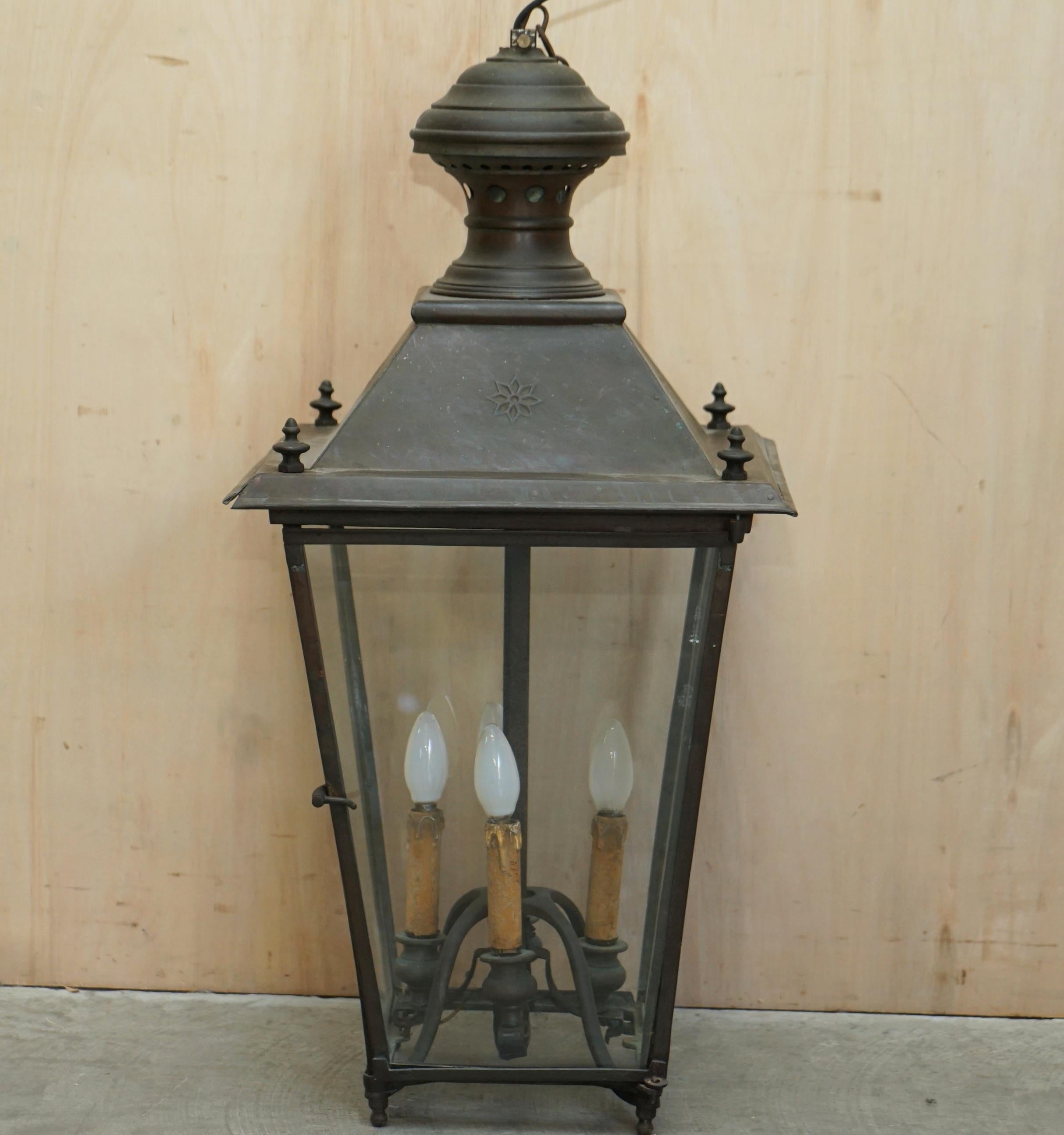 Apogée victorien Lanterne suspendue victorienne ancienne en bronze avec intérieur à quatre bougies doit être vu en vente