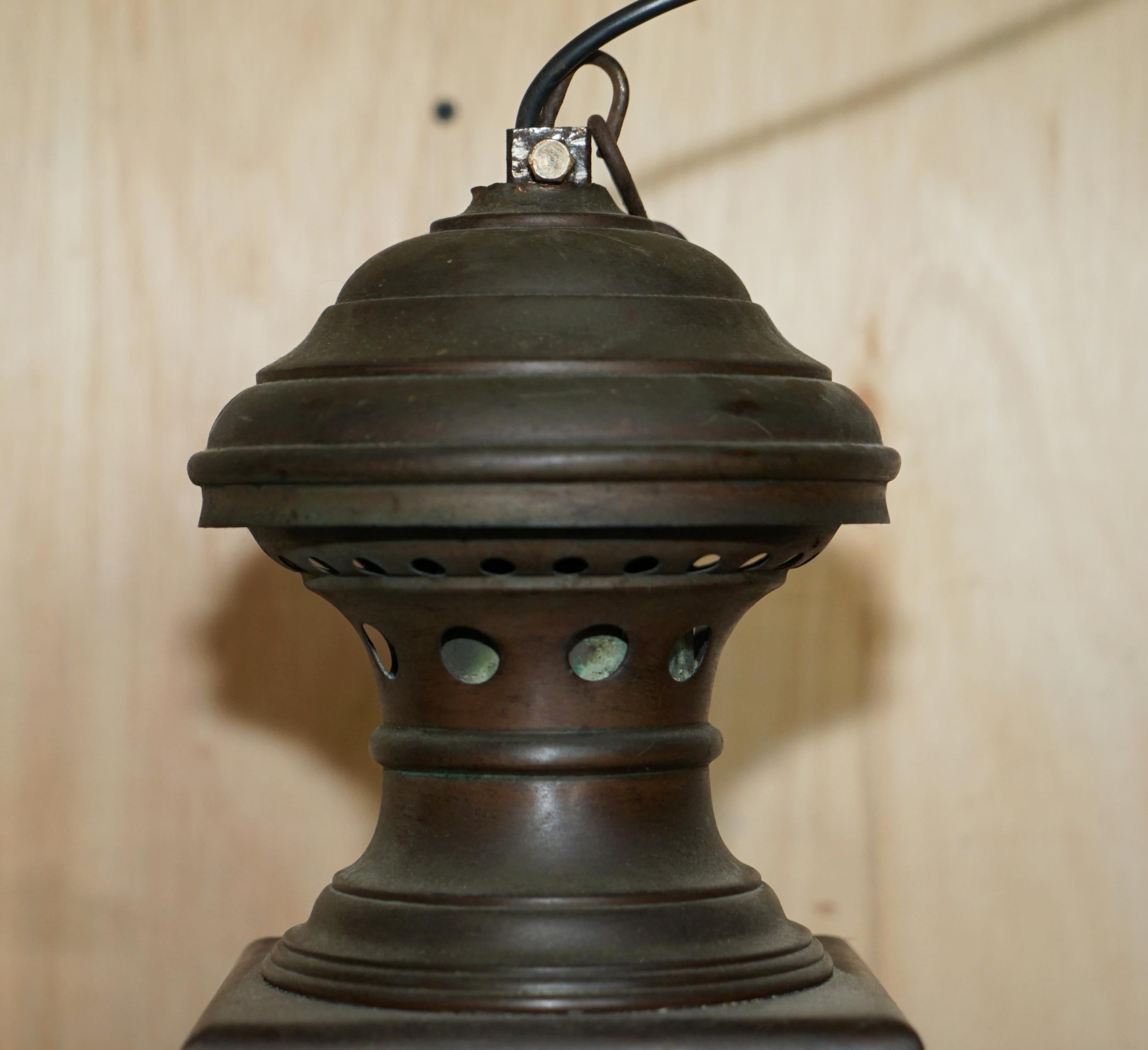 Fait main Lanterne suspendue victorienne ancienne en bronze avec intérieur à quatre bougies doit être vu en vente