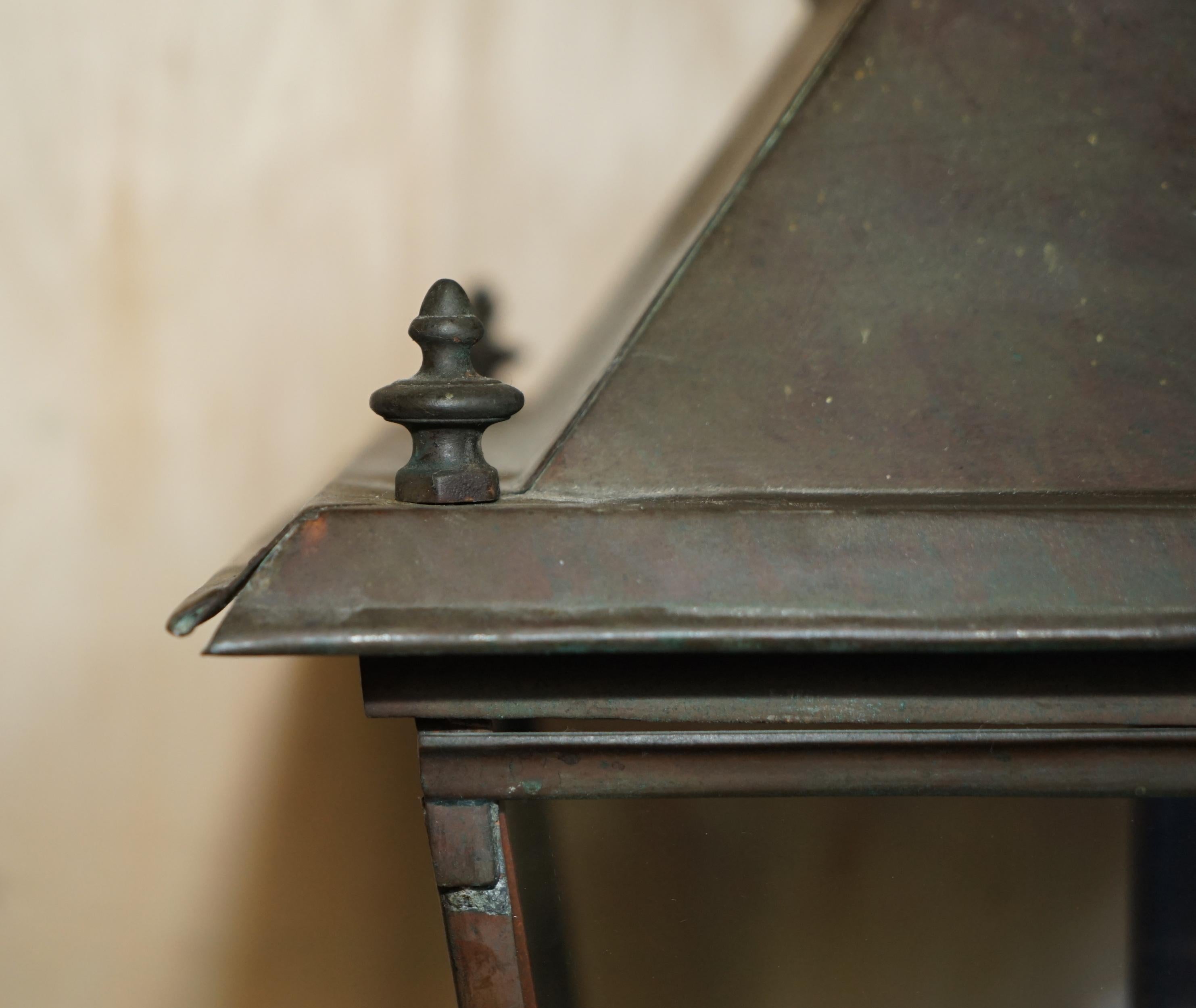 Lanterne suspendue victorienne ancienne en bronze avec intérieur à quatre bougies doit être vu Bon état - En vente à West Sussex, Pulborough