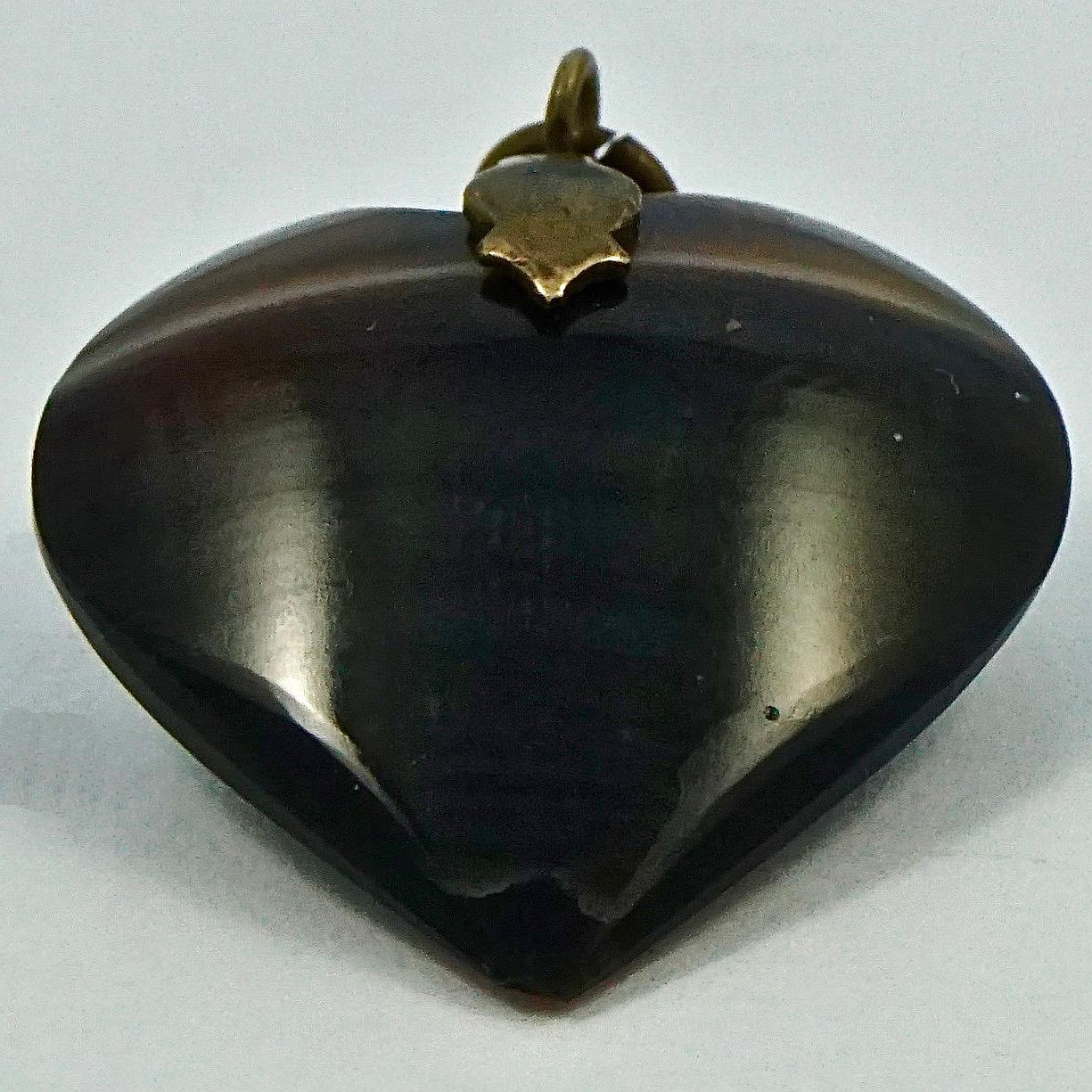 Victorian lovely polished banded agate heart pendant with bronze tone fittings. Measuring length 2.4 cm / .94 inch by width 2.3 cm / .9 inch. The heart is domed, and not flat. There is a chip to the heart at the tip.

This is a beautiful antique