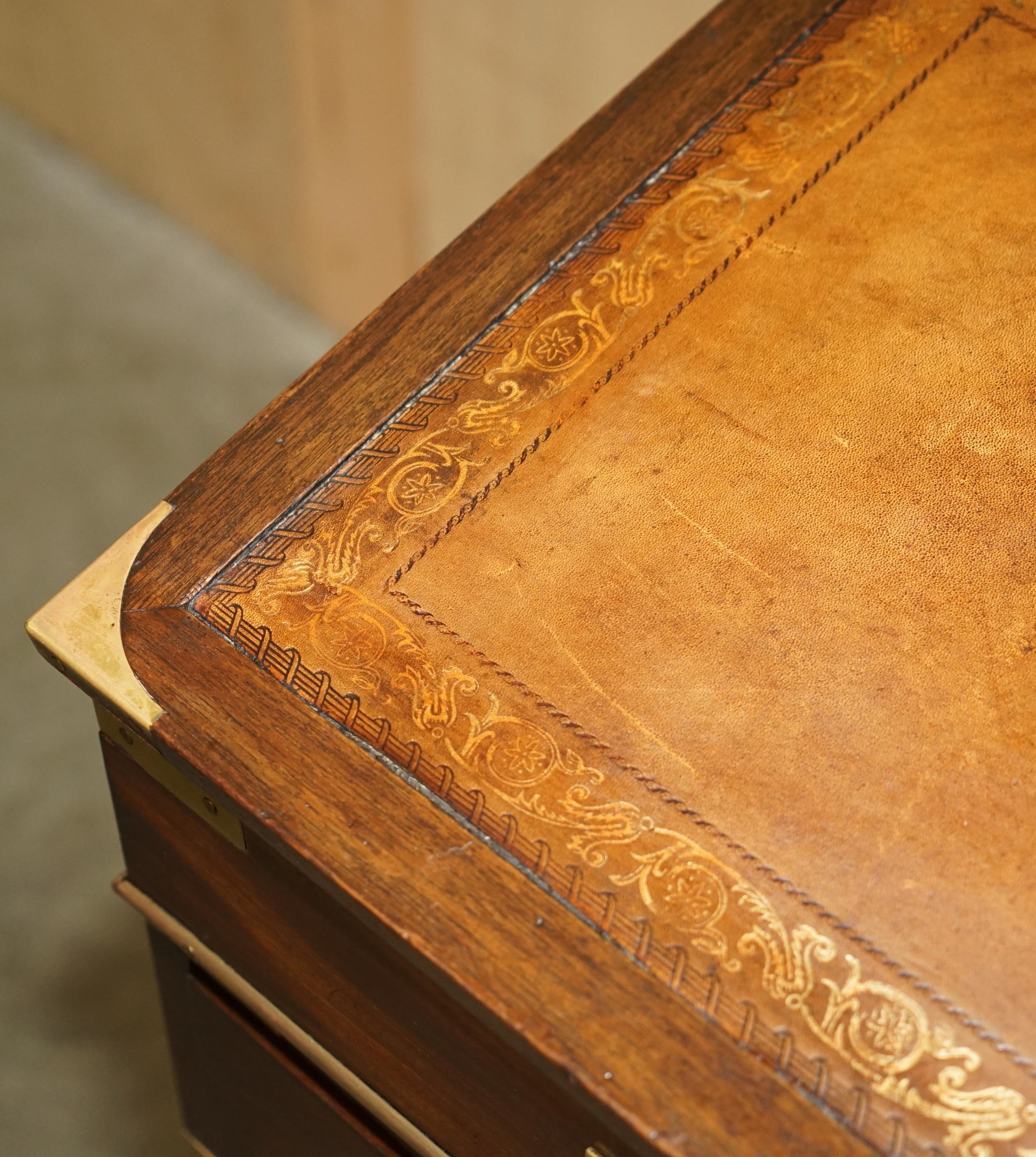 English ANTIQUE ViCTORIAN BROWN LEATHER BRASS GALLERY MILITARY CAMPAIGN DAVENPORT DESK For Sale