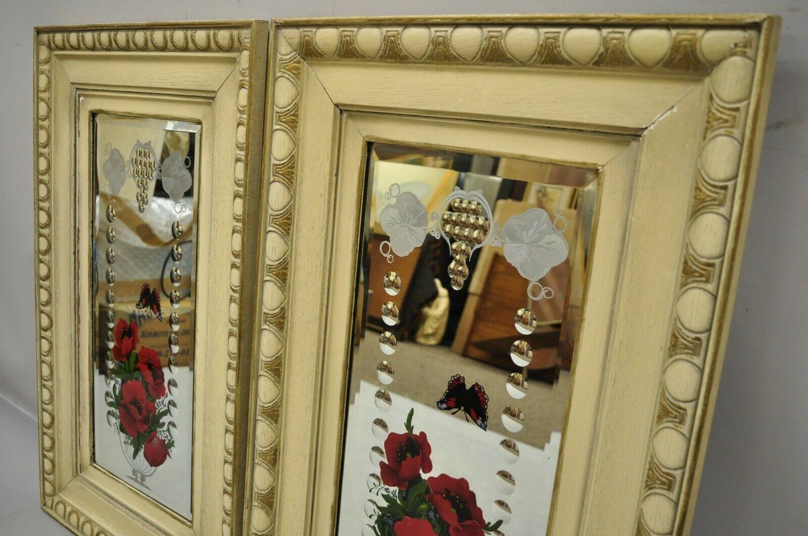 Miroir antique victorien en verre bulle, cadre en bois de chêne, fleur papillon - une paire. L'article comporte des fleurs et des papillons peints en rouge, des cadres en bois de chêne, une légère variation dans la finition peinte entre les cadres.