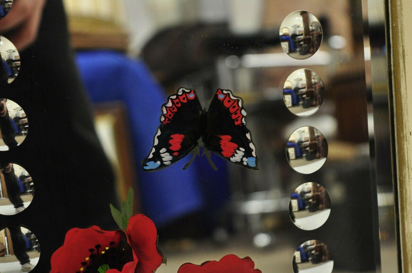 20ième siècle Paire de miroirs à fleurs papillons victoriens anciens en verre bullé et cadre en bois de chêne en vente