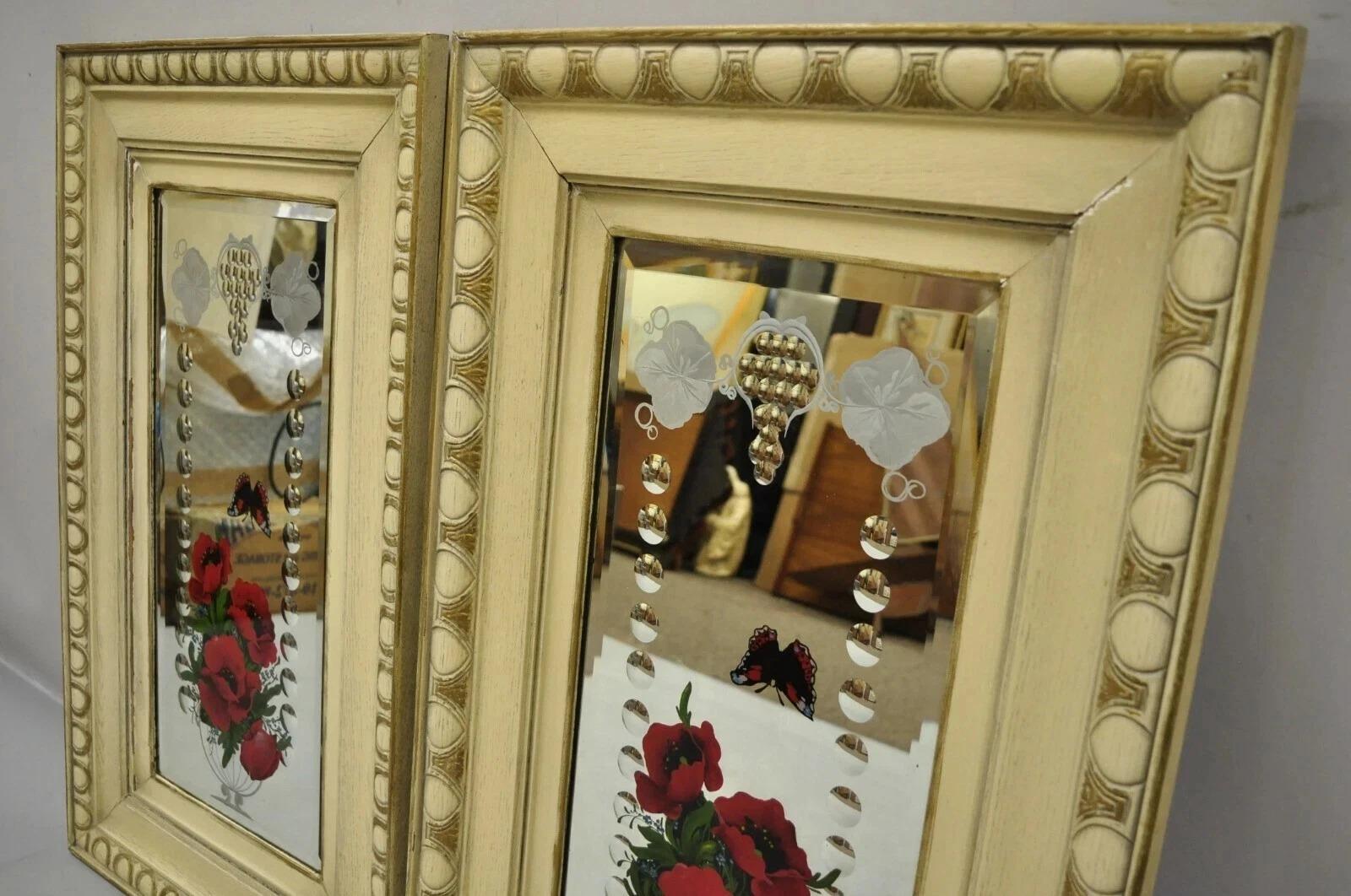Antike viktorianische Blase Glas Eiche Holzrahmen Schmetterling & Blume Spiegel - ein Paar. Artikel mit rot gemalten Blumen und Schmetterlingen, Rahmen aus Eichenholz, leichte Abweichungen in der Lackierung zwischen den Rahmen. CIRCA Anfang des 20.