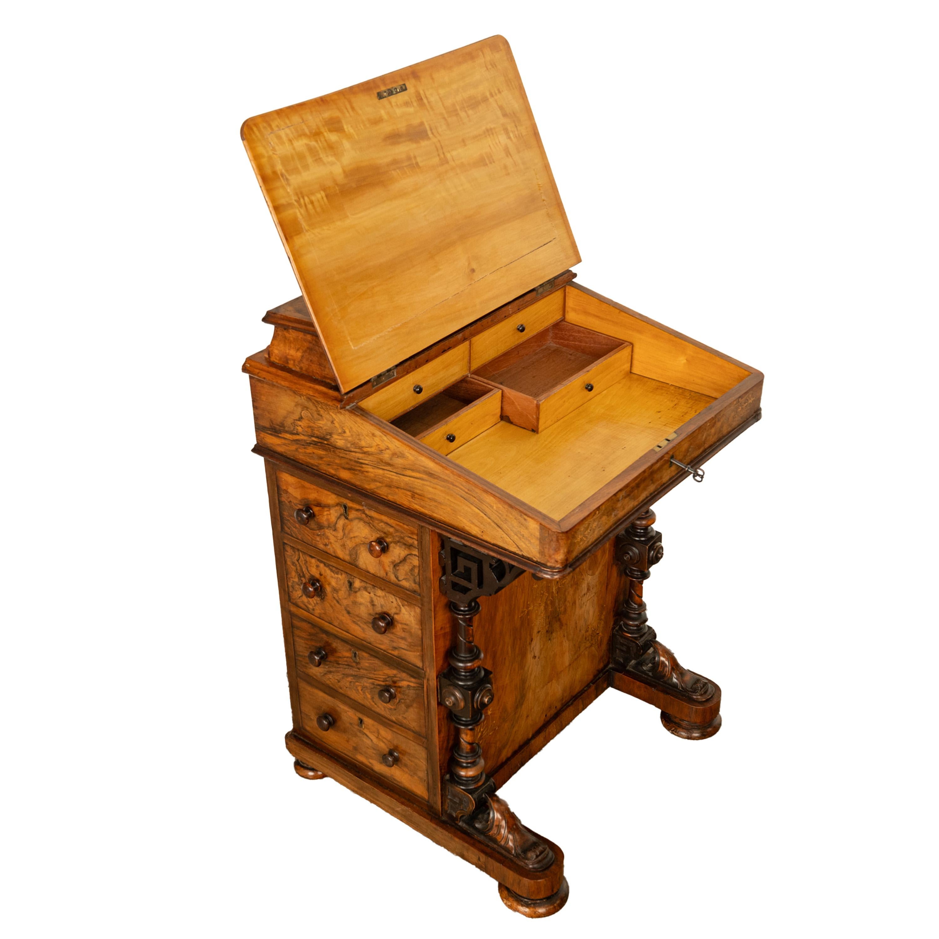 Antica scrivania Davenport vittoriana in radica di noce intarsiata e scolpita 1860 in vendita 4