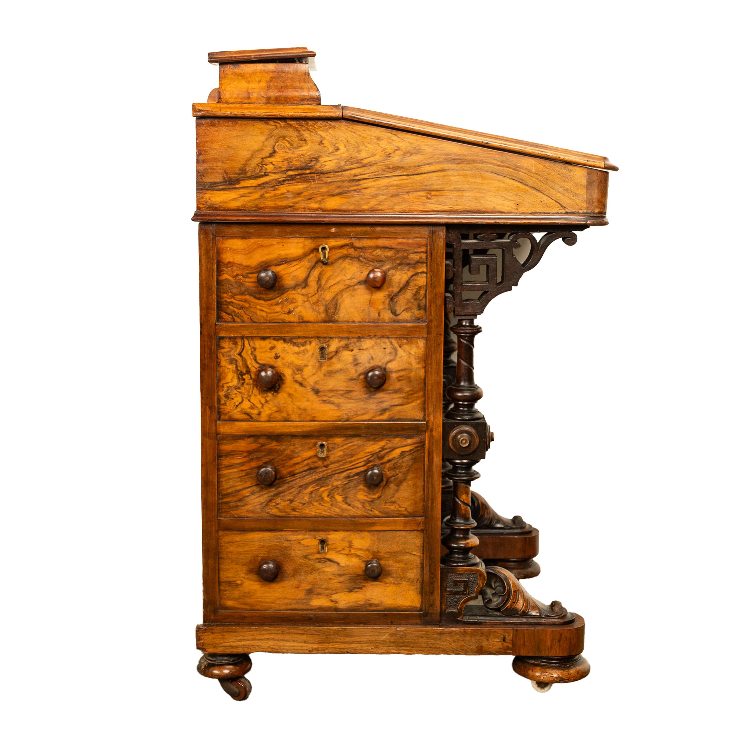 Antica scrivania Davenport vittoriana in radica di noce intarsiata e scolpita 1860 in vendita 8
