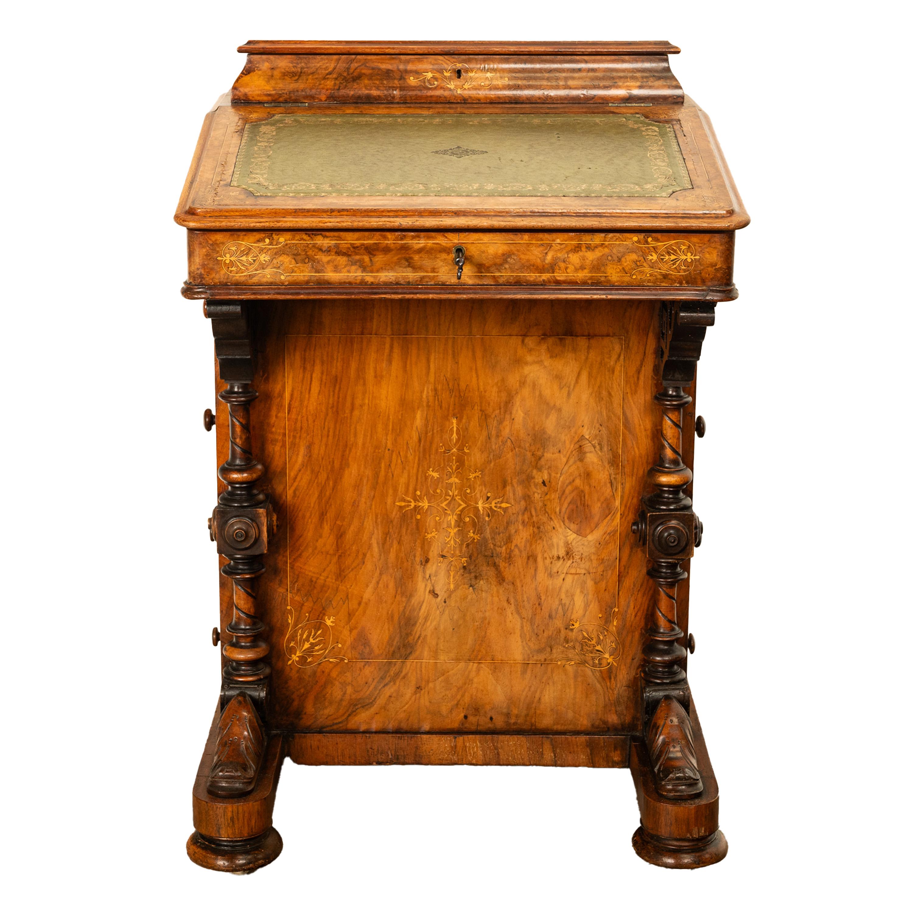 Inglese Antica scrivania Davenport vittoriana in radica di noce intarsiata e scolpita 1860 in vendita