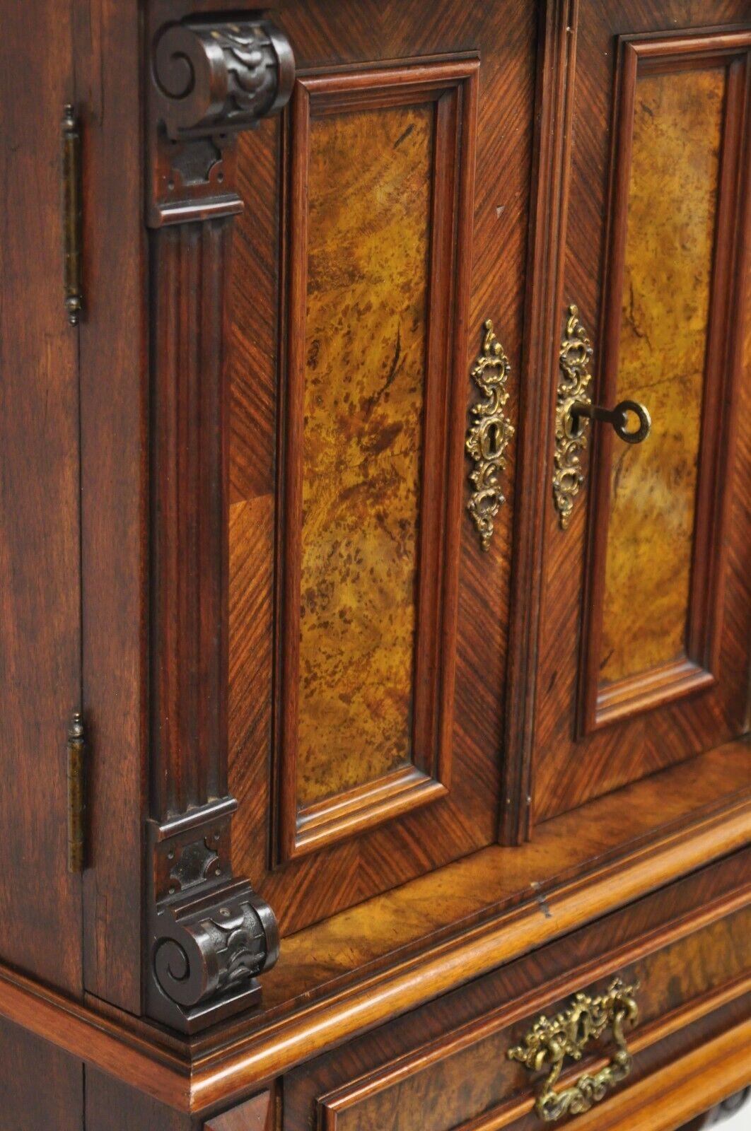 Antike viktorianische Nussbaum Muschel geschnitzt Wand hängen Curio Display Cabinet im Zustand „Gut“ im Angebot in Philadelphia, PA