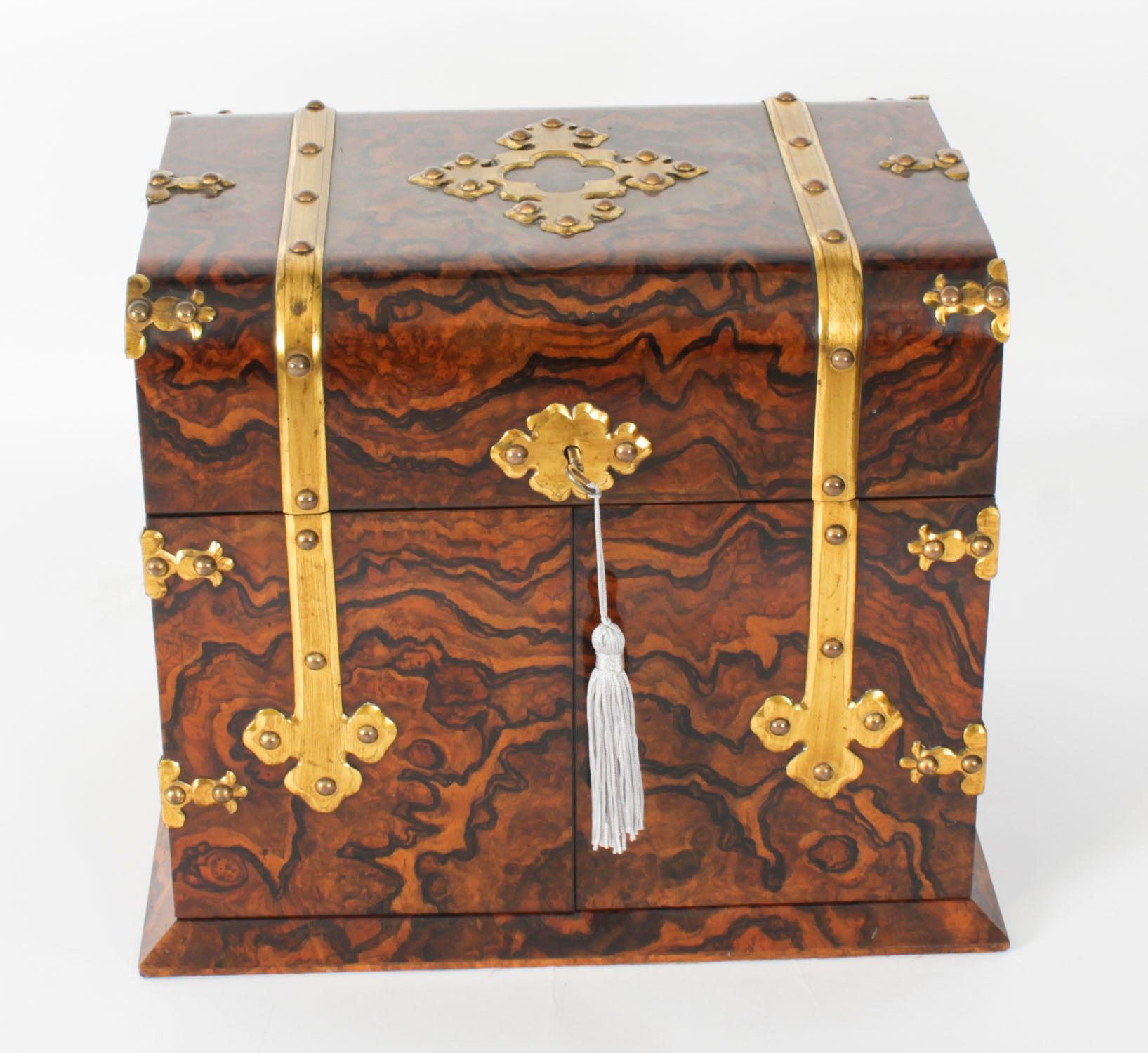 Antiguo Decantador Victoriano de Nogal con 3 Cristales Tantalus Dry Bar Siglo XIX en venta 9