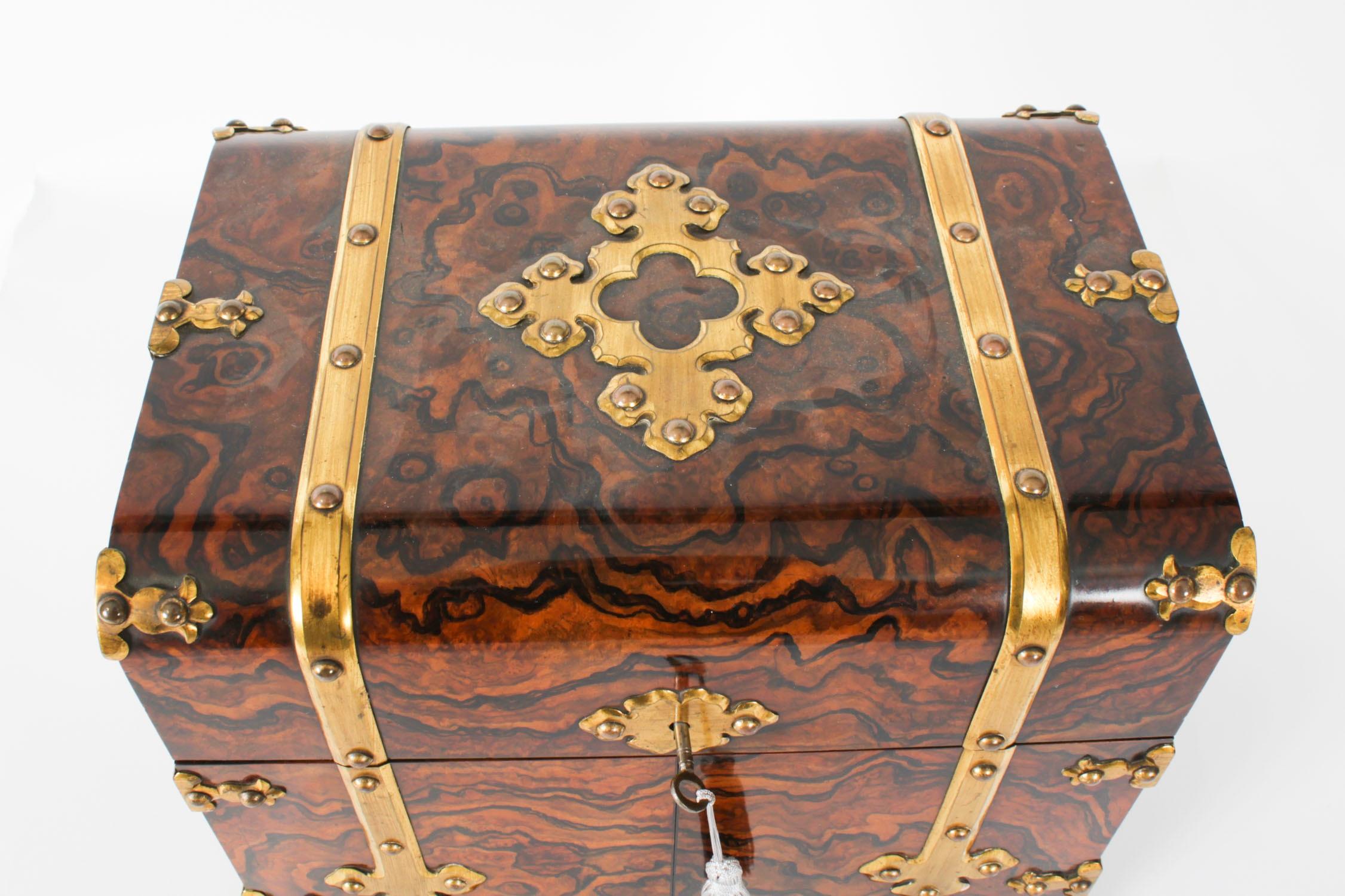 Antiguo Decantador Victoriano de Nogal con 3 Cristales Tantalus Dry Bar Siglo XIX en venta 10