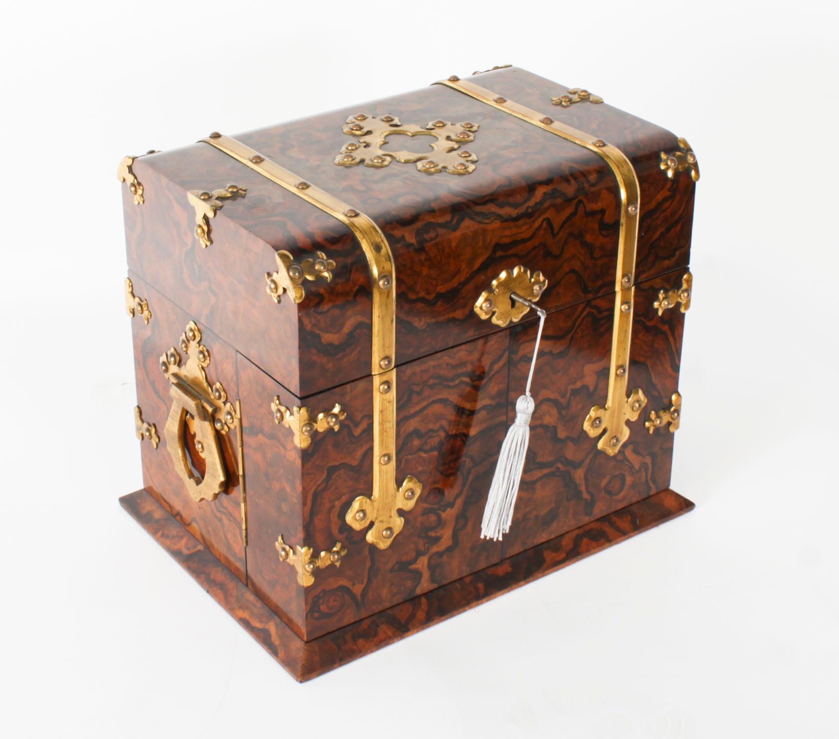 Antiguo Decantador Victoriano de Nogal con 3 Cristales Tantalus Dry Bar Siglo XIX en venta 11