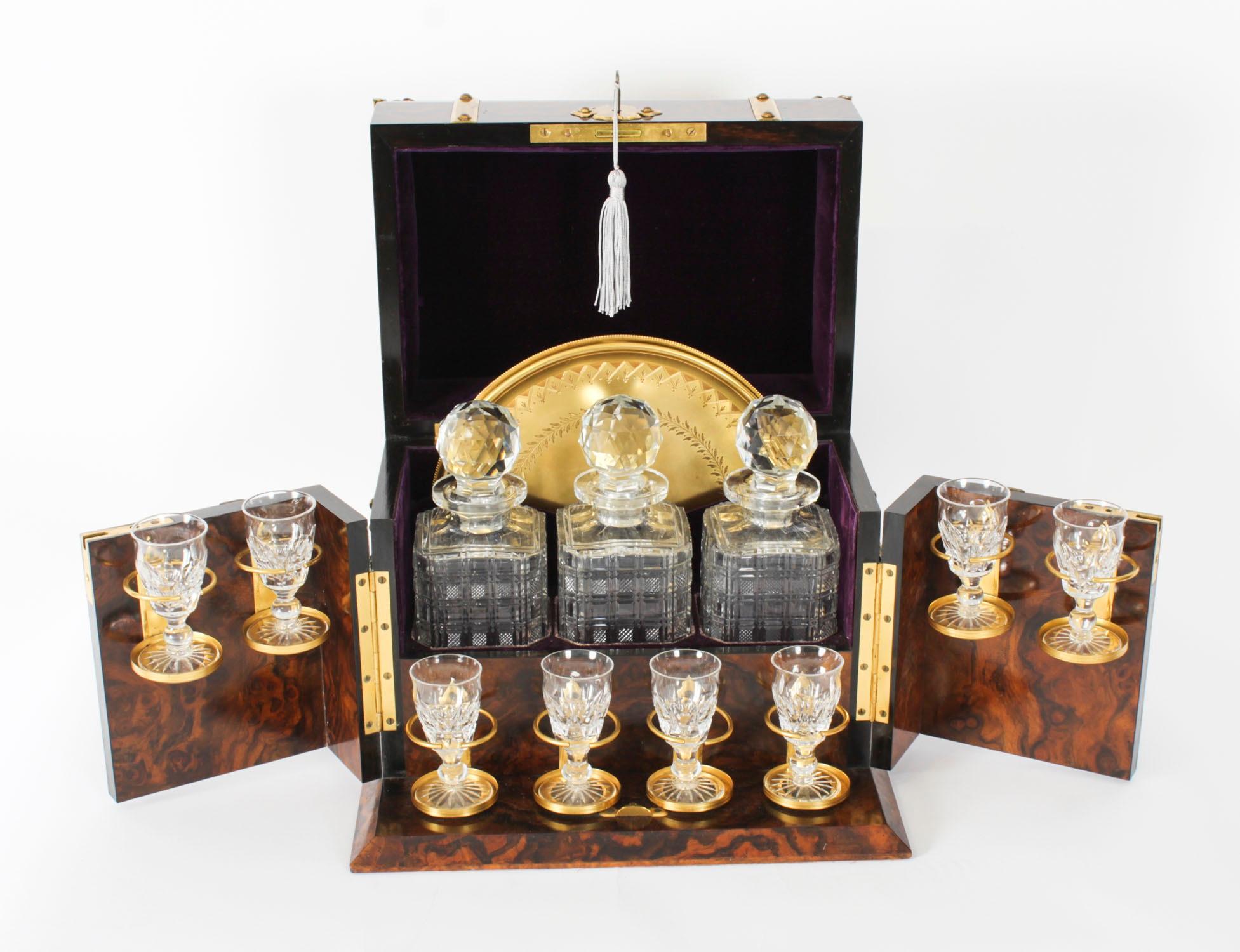 Se trata de un magnífico tantalio victoriano antiguo de nogal con tres decantadores, con monturas decorativas de latón dorado de estilo gótico y asas de transporte a los lados, datado hacia 1880.

Este magnífico tántalo está etiquetado

Edwards &