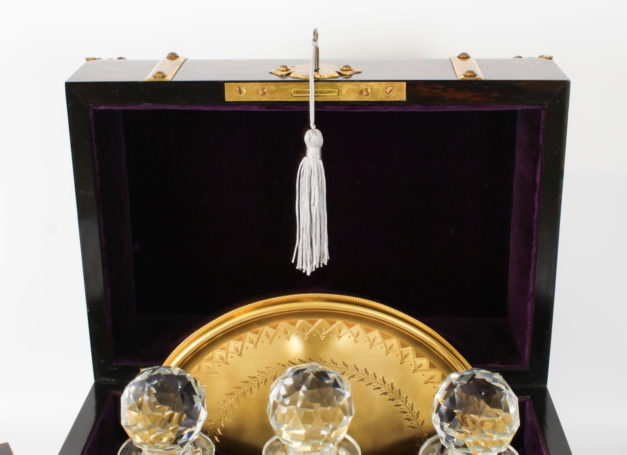 Antiguo Decantador Victoriano de Nogal con 3 Cristales Tantalus Dry Bar Siglo XIX Inglés en venta