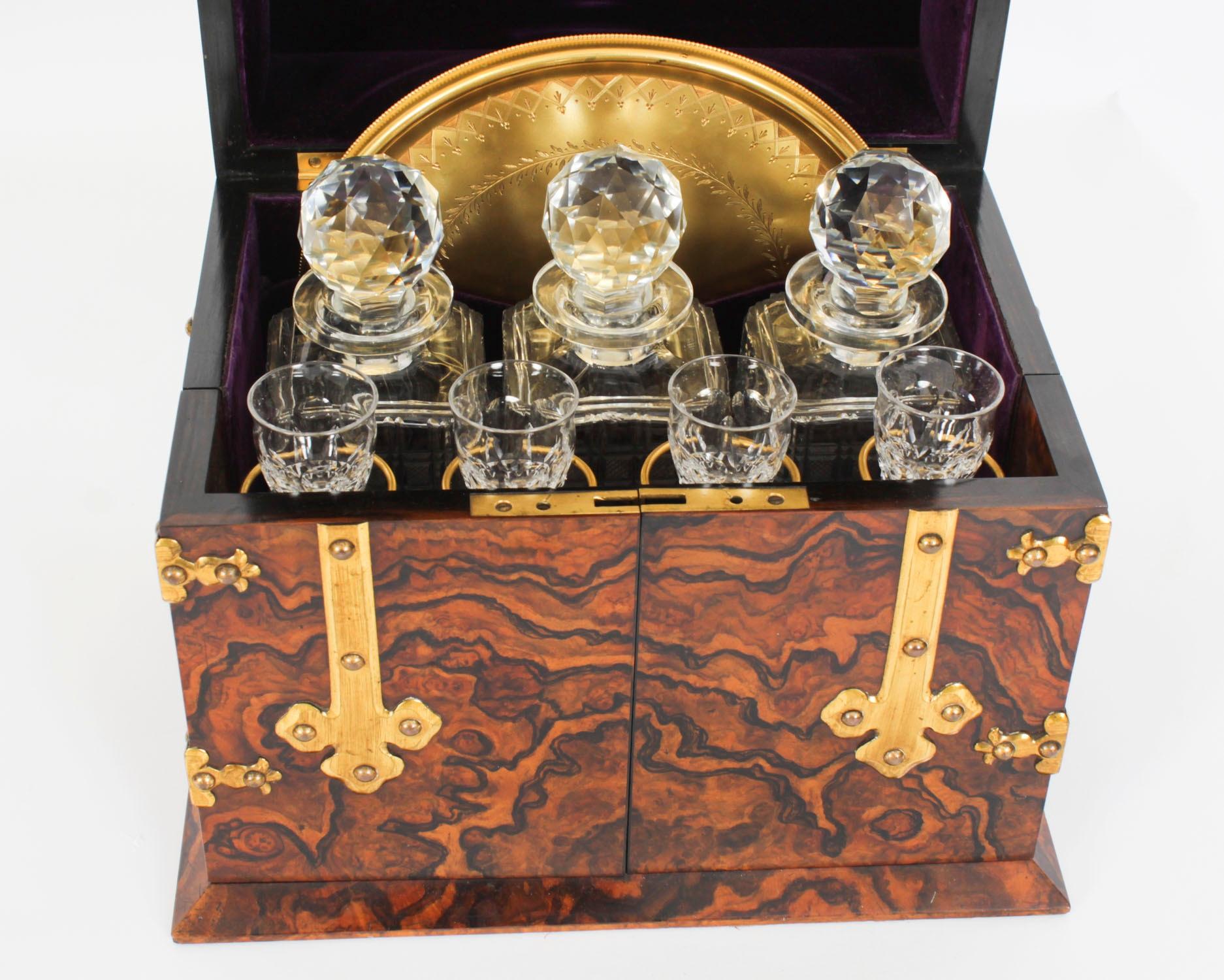 Antiguo Decantador Victoriano de Nogal con 3 Cristales Tantalus Dry Bar Siglo XIX en venta 2