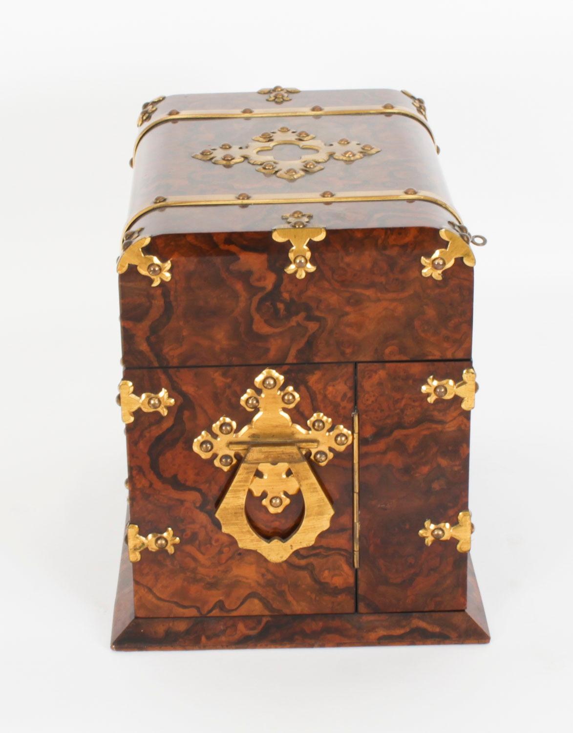 Antiguo Decantador Victoriano de Nogal con 3 Cristales Tantalus Dry Bar Siglo XIX en venta 3