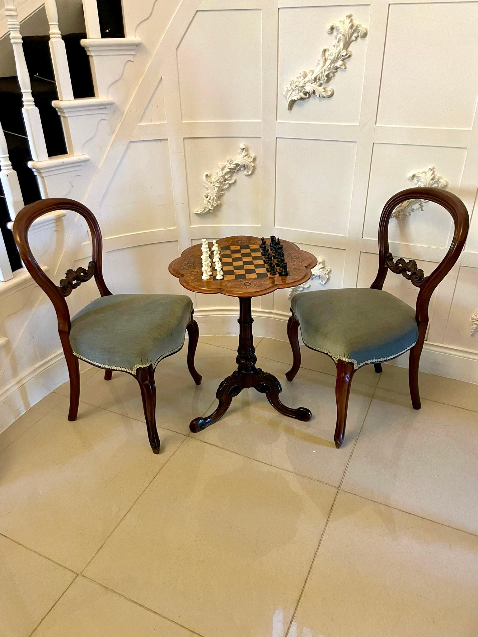 Noyer Ancienne table à échecs/lampes victorienne en ronce de noyer et marqueterie