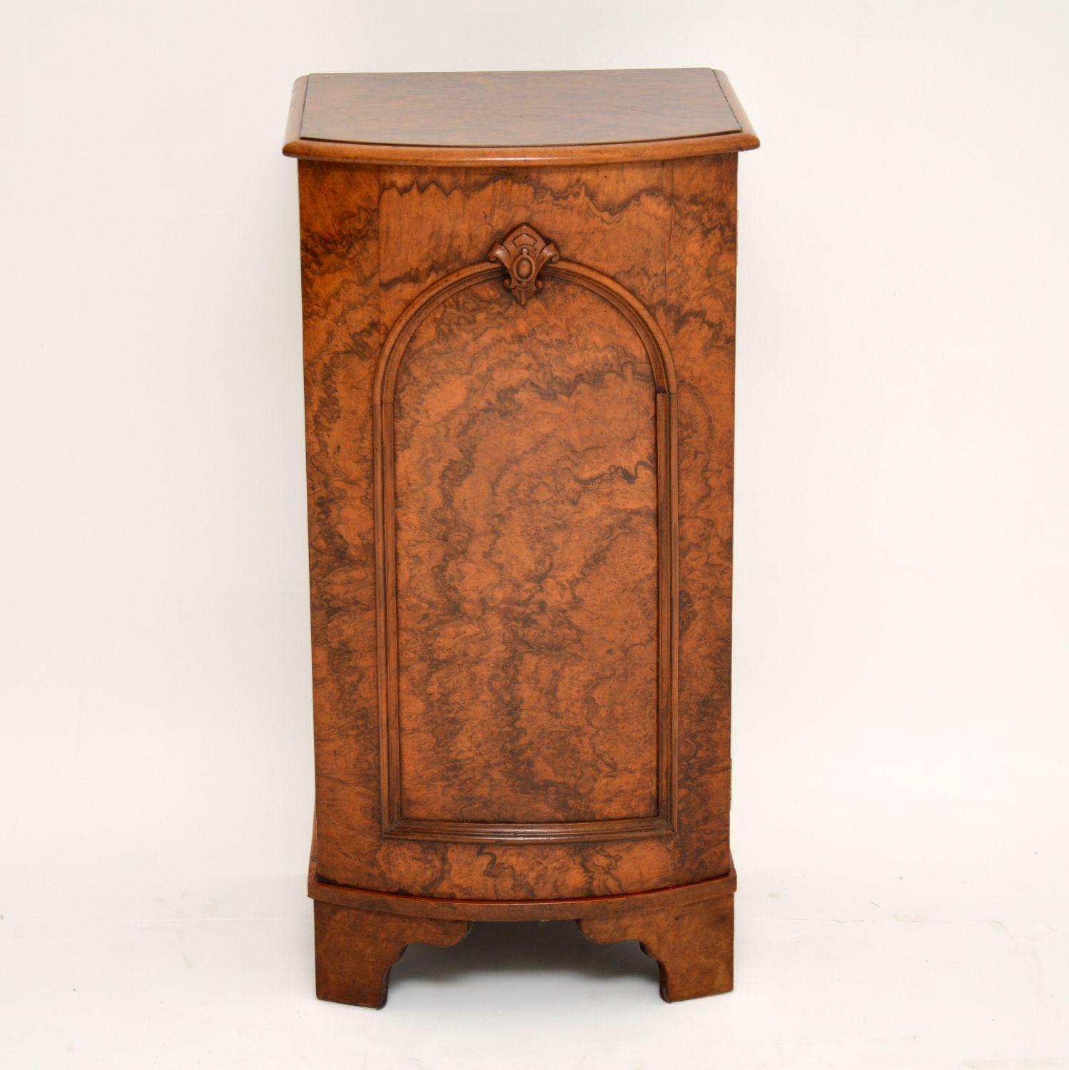 This antique Victorian burr walnut bow fronted cabinet has beautiful figuring throughout & is in excellent condition, dating to around the 1860’s period. This is a very useful & compact piece of furniture, which could be used as a bedside cabinet or