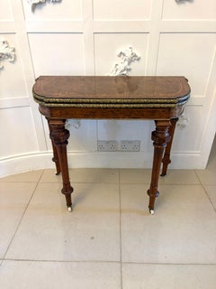 Ancienne console victorienne à cartes en ronce de noyer avec montures et incrustations en bronze doré