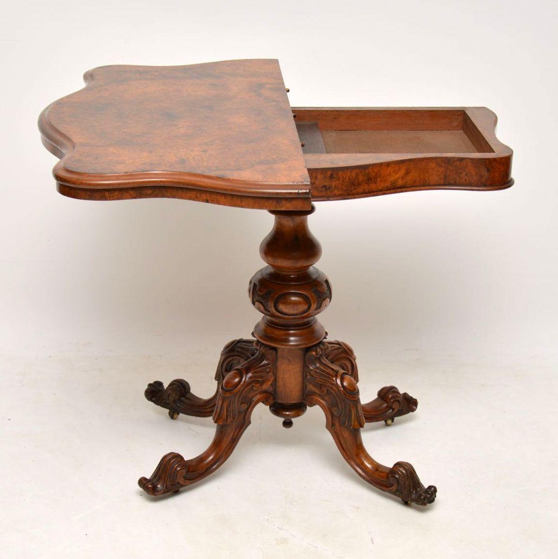 High quality antique Victorian walnut card table dating to around the 1860s period & in great condition. It has a serpentine shaped burr walnut top, which spins around & folds over to be supported by the frame, which also has a compartment