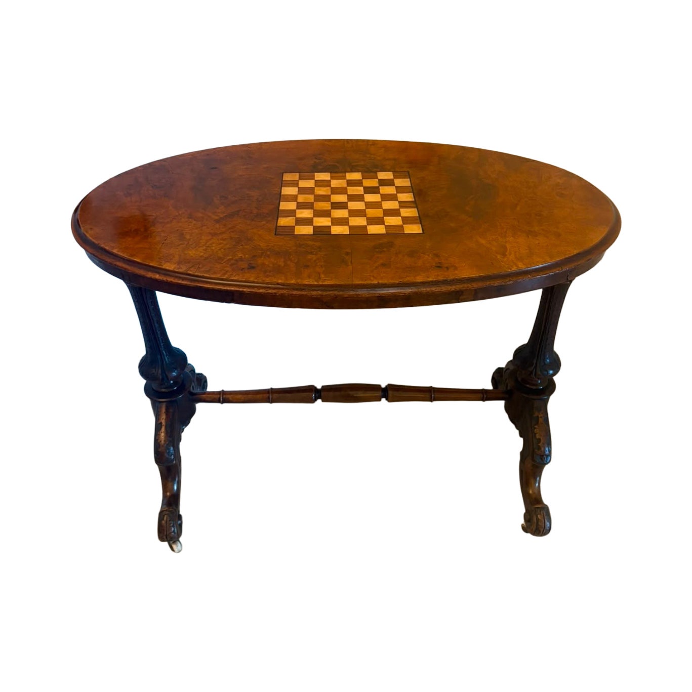 Mesa de centro antigua de estilo victoriano, tallada en nogal con vetas, con tablero de ajedrez en venta