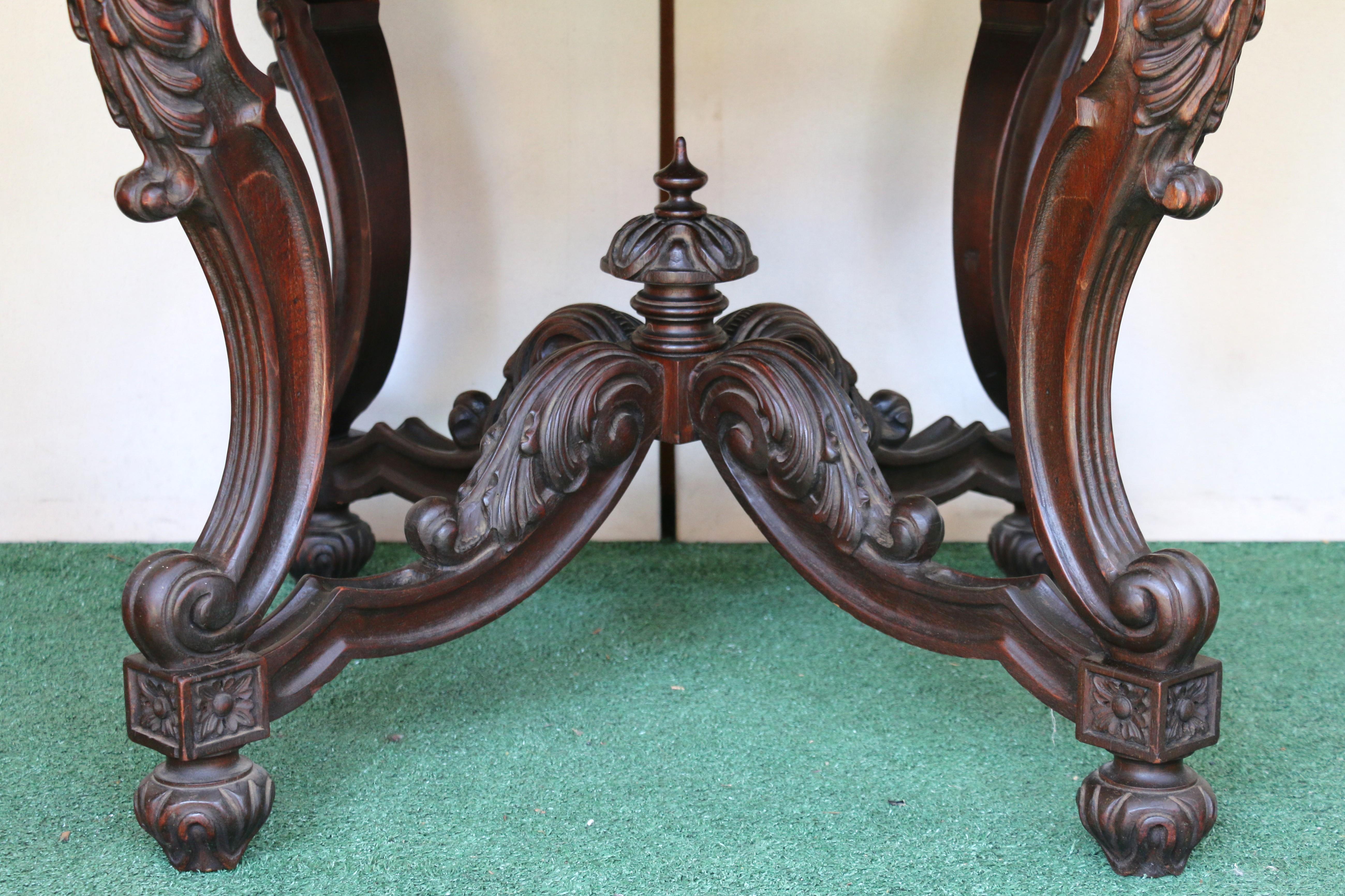Mesa central antigua victoriana de nogal con rebabas en venta 5