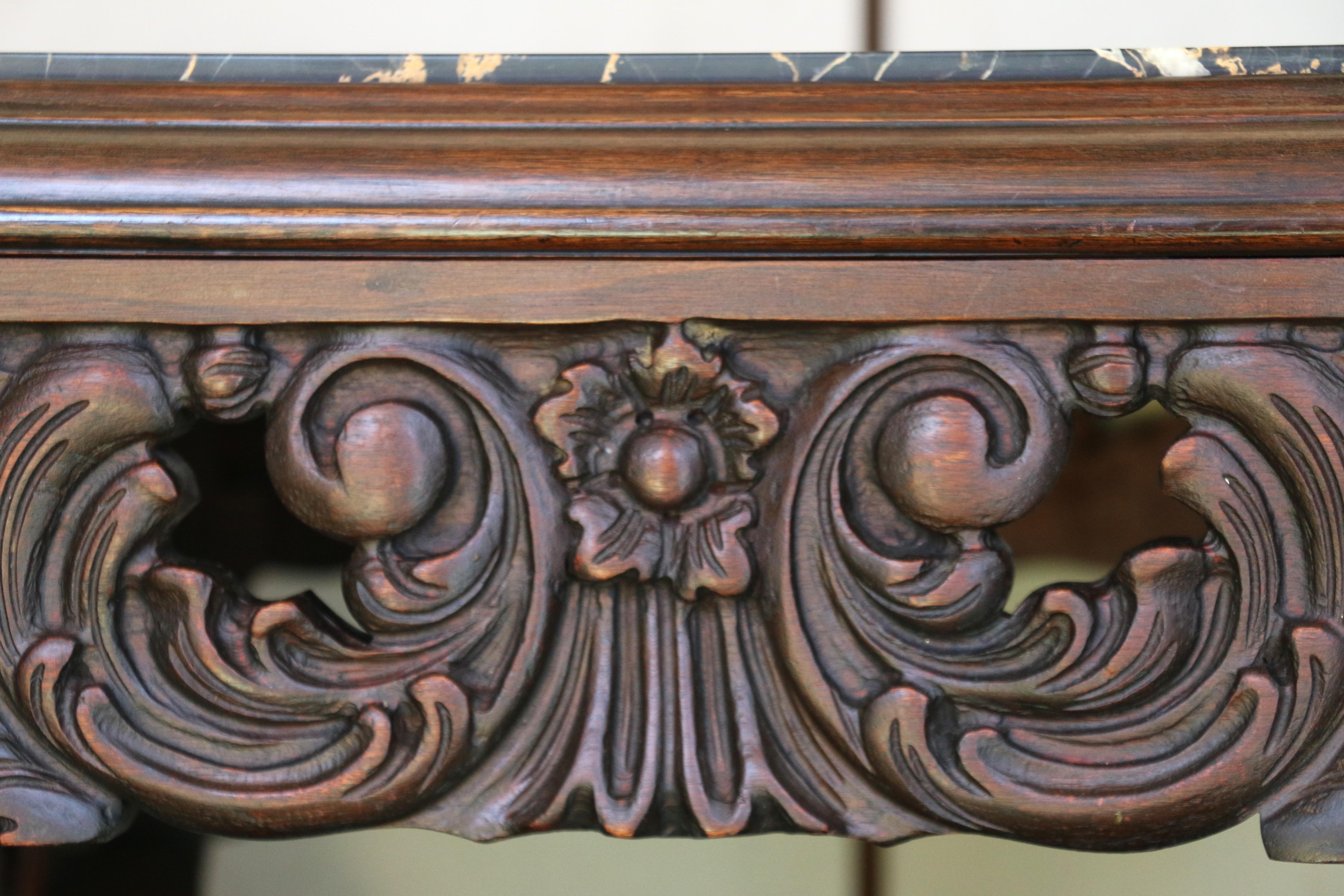 Mesa central antigua victoriana de nogal con rebabas mediados del siglo XX en venta