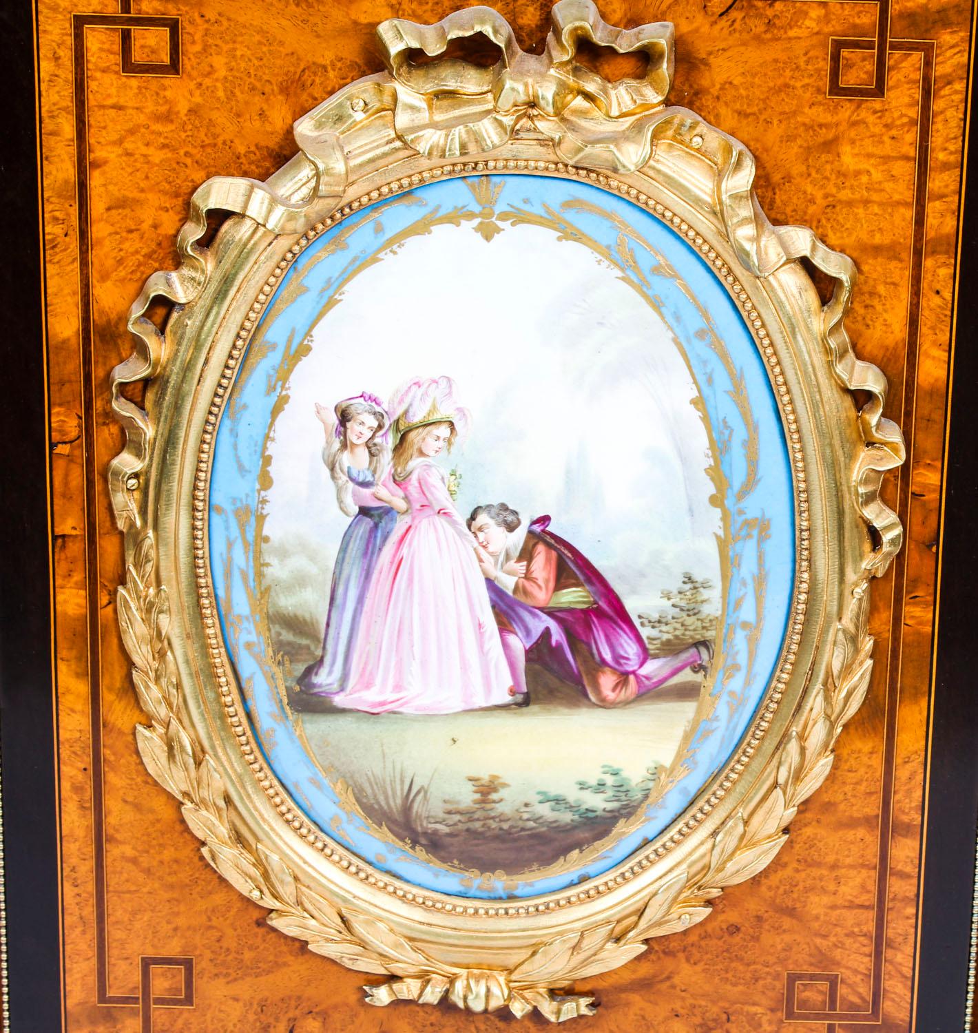 Antica credenza vittoriana in radica di noce con placche di Sèvres, XIX secolo in vendita 4