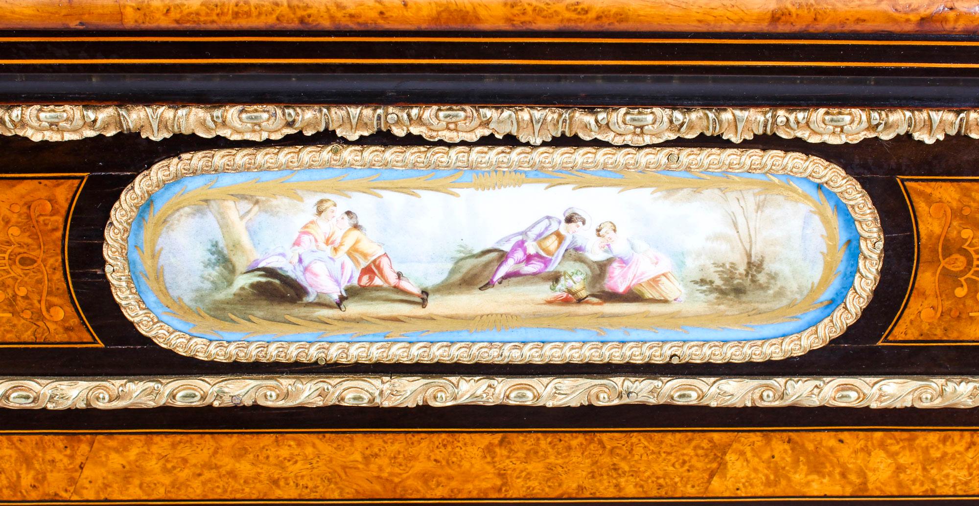 Vittoriano Antica credenza vittoriana in radica di noce con placche di Sèvres, XIX secolo in vendita