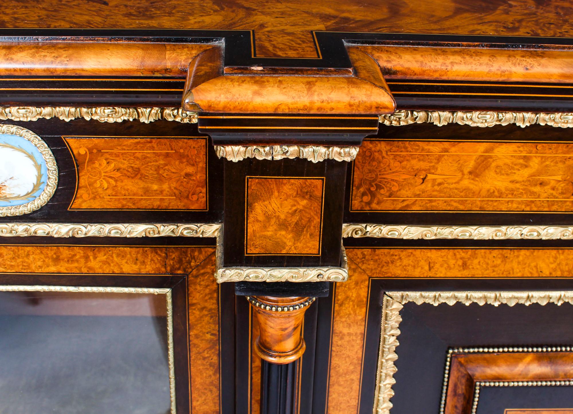 Antica credenza vittoriana in radica di noce con placche di Sèvres, XIX secolo In condizioni ottime in vendita a London, GB