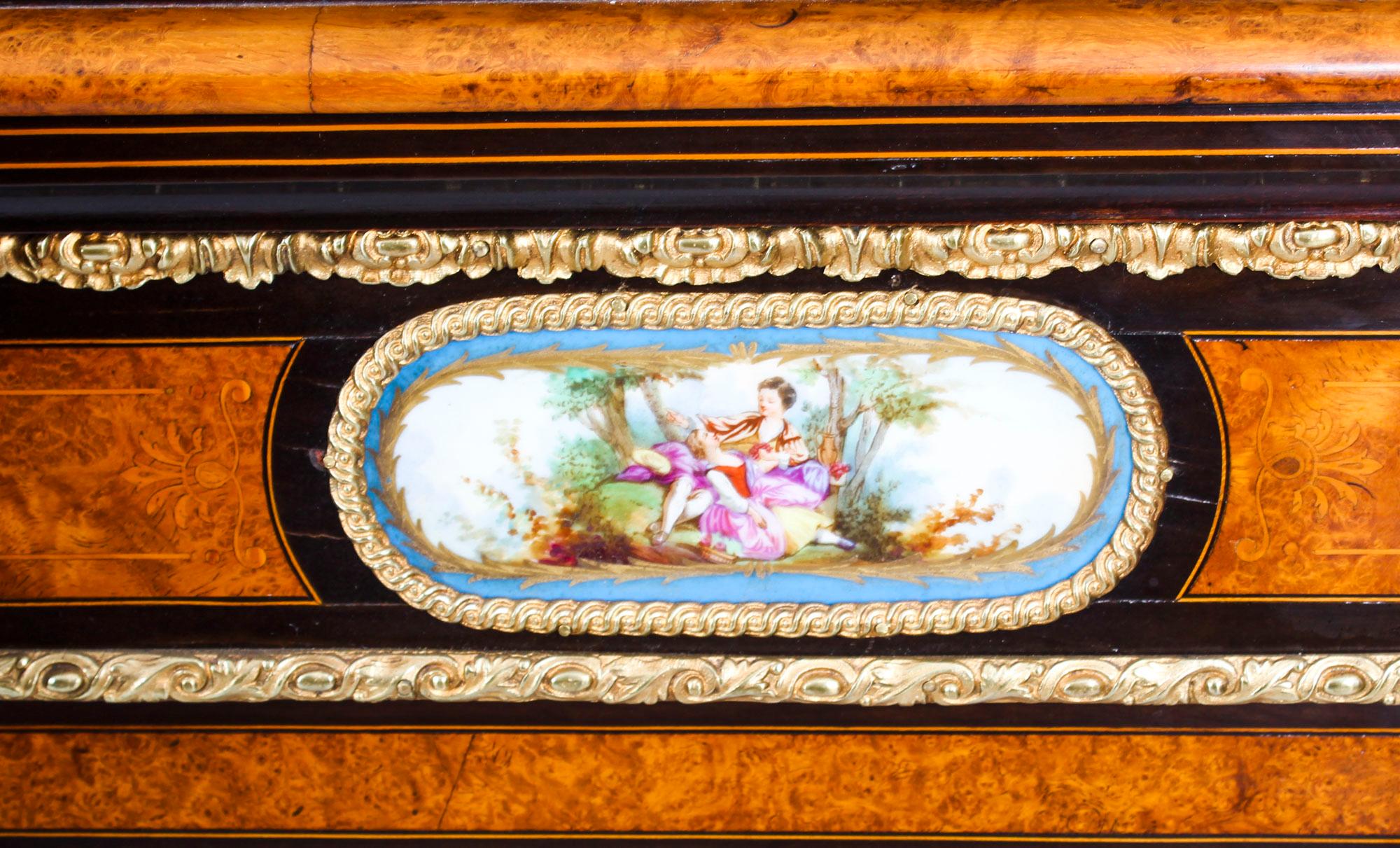 Milieu du XIXe siècle Crédence victorienne ancienne en ronce de noyer avec plaques Svres, 19ème siècle en vente