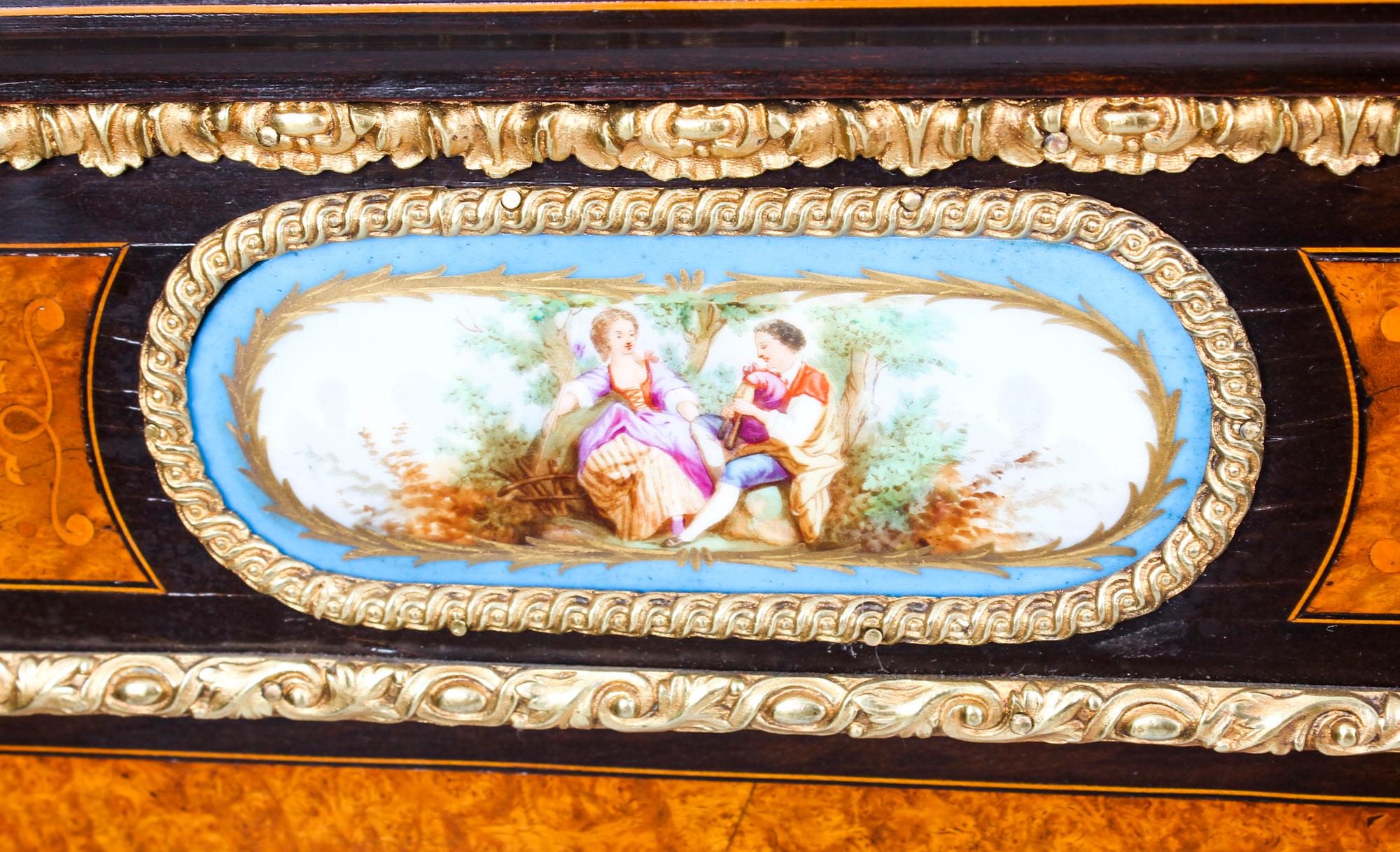 Porcelaine Crédence victorienne ancienne en ronce de noyer avec plaques Svres, 19ème siècle en vente