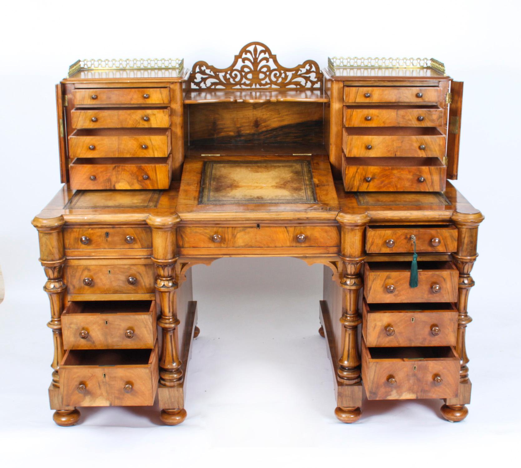 Ancien bureau victorien en ronce de noyer à piédestal Dickens 19ème siècle en vente 4