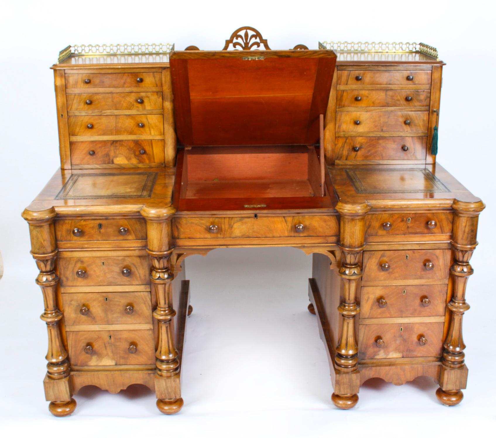 Ancien bureau victorien en ronce de noyer à piédestal Dickens 19ème siècle en vente 5