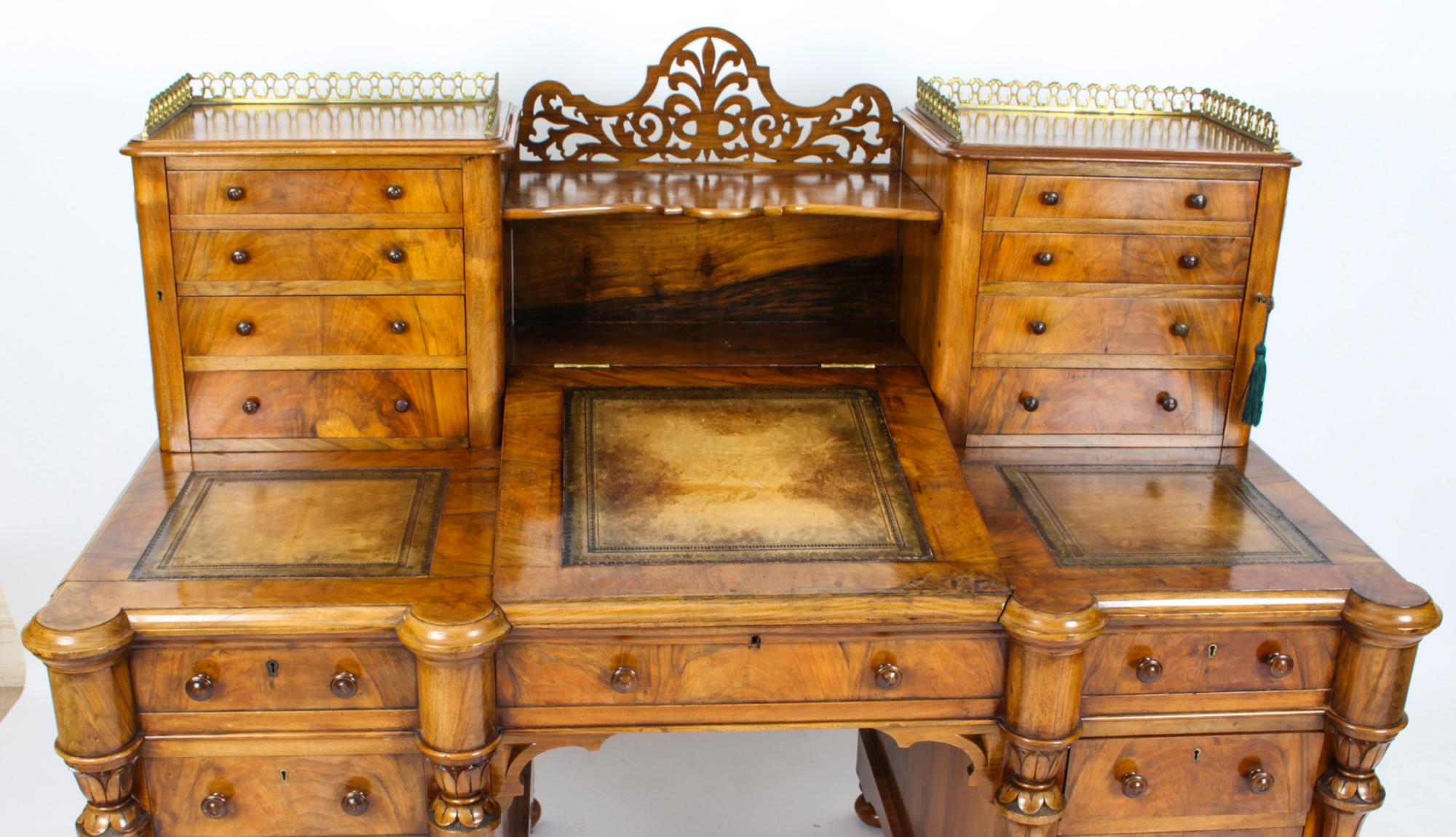 Victorien Ancien bureau victorien en ronce de noyer à piédestal Dickens 19ème siècle en vente