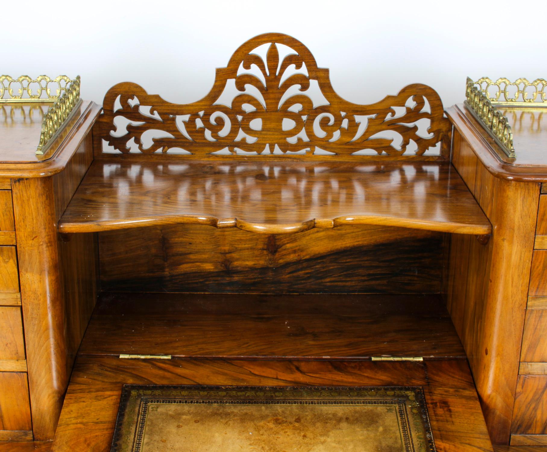 Anglais Ancien bureau victorien en ronce de noyer à piédestal Dickens 19ème siècle en vente