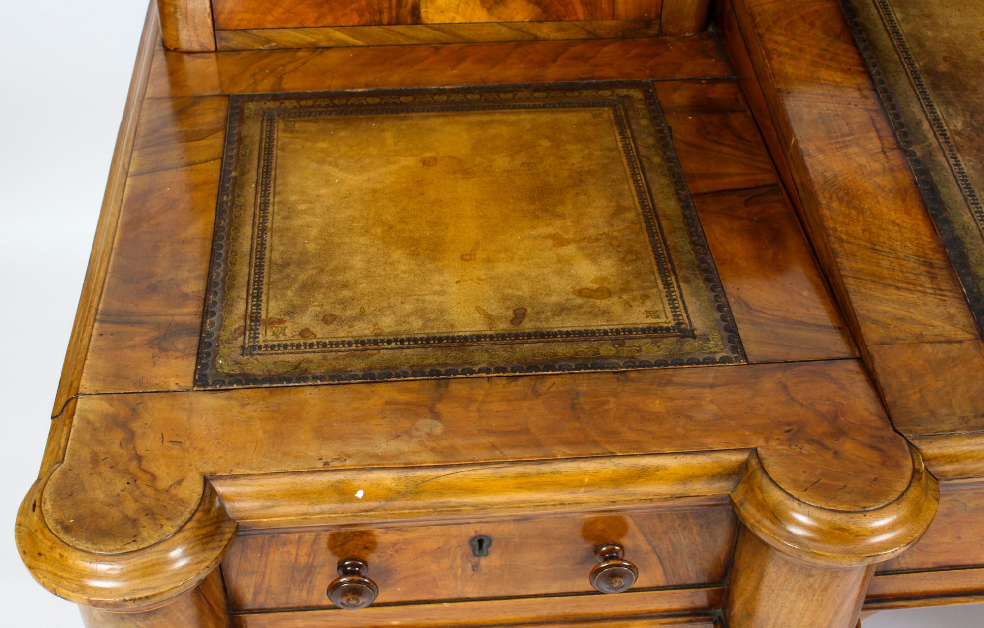 Noyer Ancien bureau victorien en ronce de noyer à piédestal Dickens 19ème siècle en vente