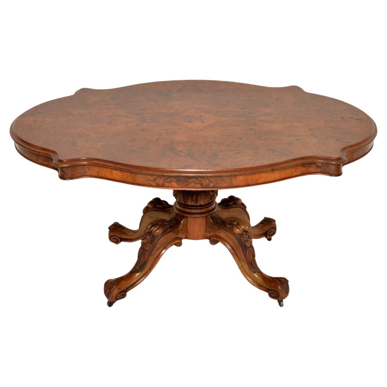 Mesa de comedor antigua victoriana de nogal rebabas