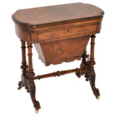 Table de jeux et de travail en ronce de noyer de l'époque victorienne