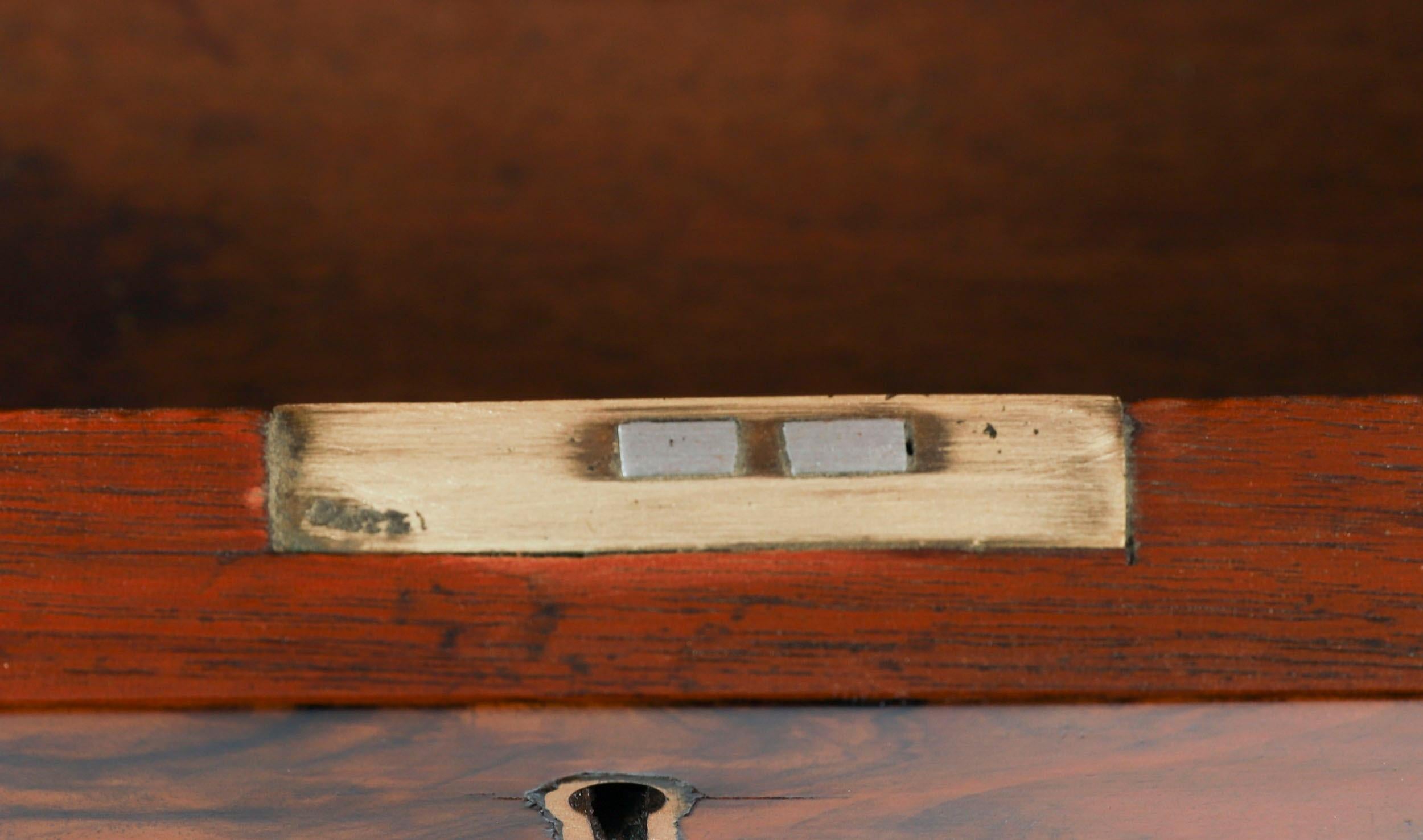 Ancien bureau victorien Davenport en ronce de noyer et marqueterie 19ème siècle en vente 10