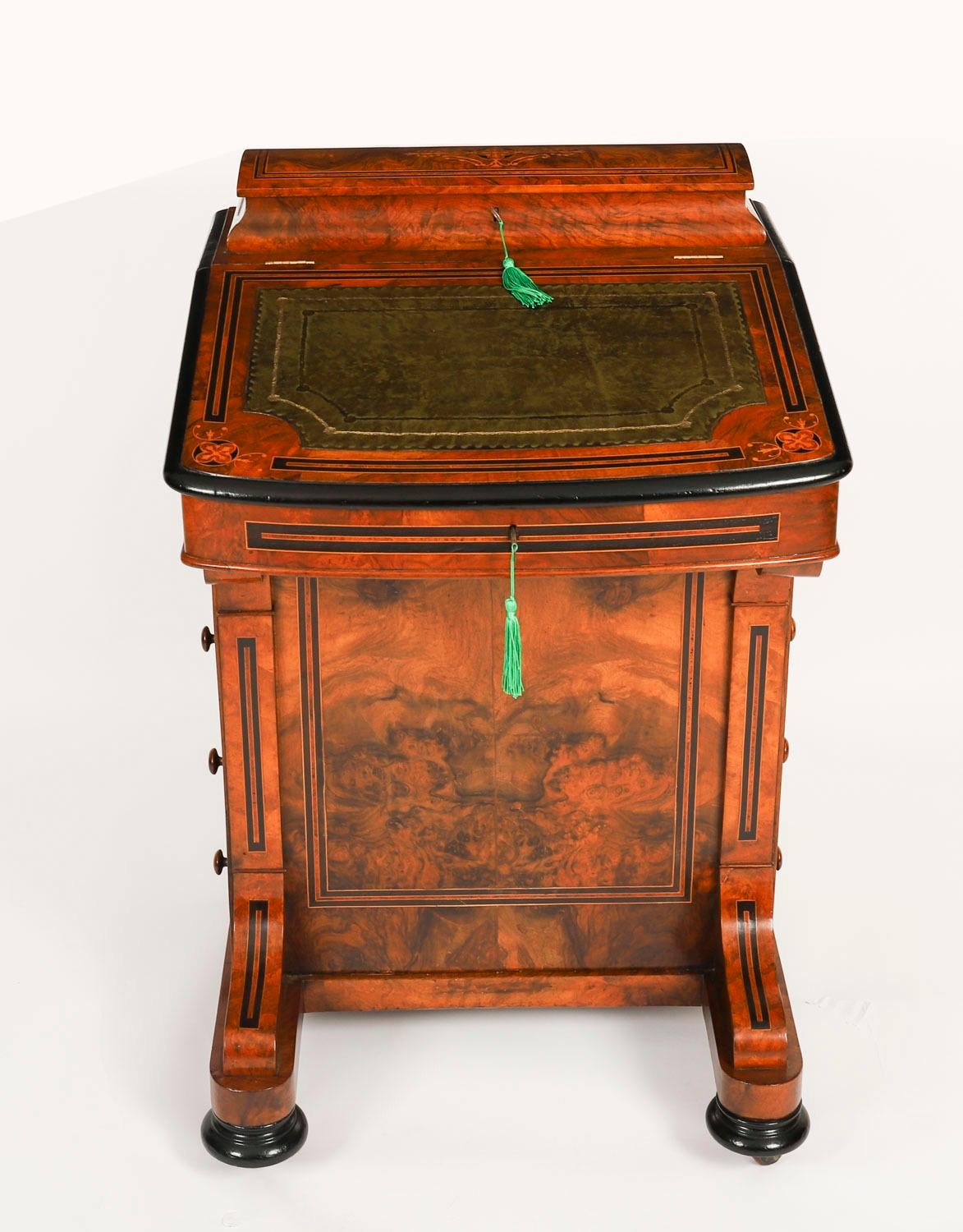 Voici un magnifique bureau Davenport ancien, fabriqué en ronce de noyer, datant d'environ 1870.

Le bureau dispose d'un compartiment à papeterie à l'arrière qui renferme un intérieur divisé en plusieurs compartiments pour l'encre, les stylos, le
