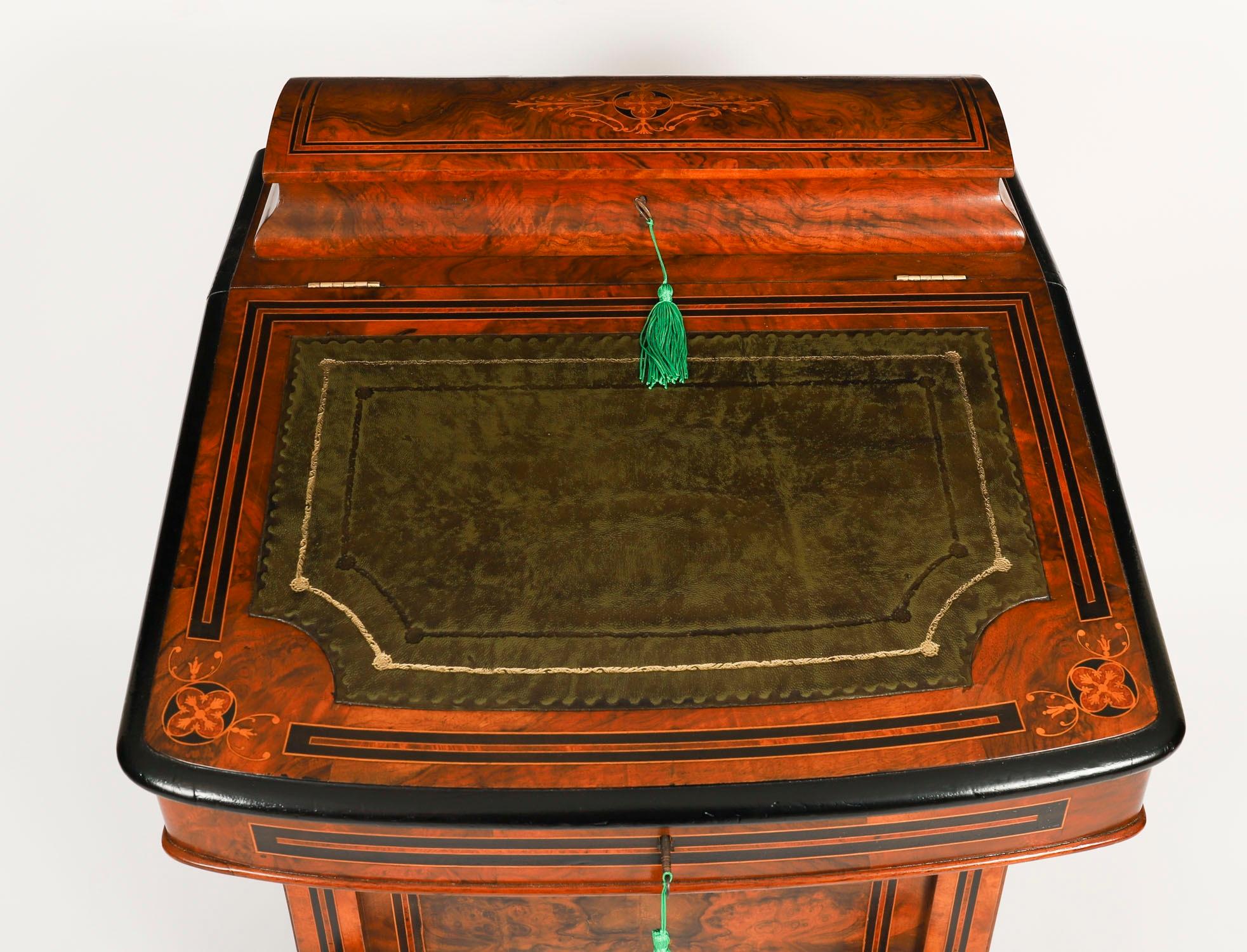 Victorien Ancien bureau victorien Davenport en ronce de noyer et marqueterie 19ème siècle en vente