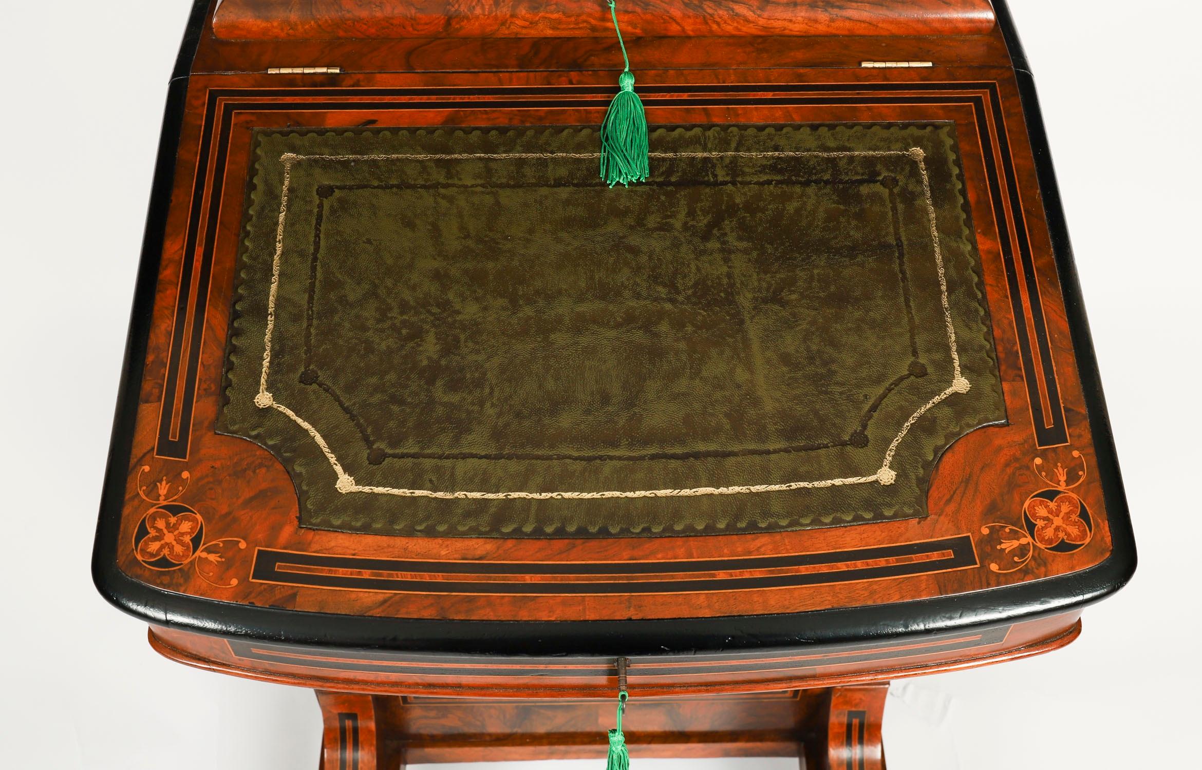 Ancien bureau victorien Davenport en ronce de noyer et marqueterie 19ème siècle Bon état - En vente à London, GB