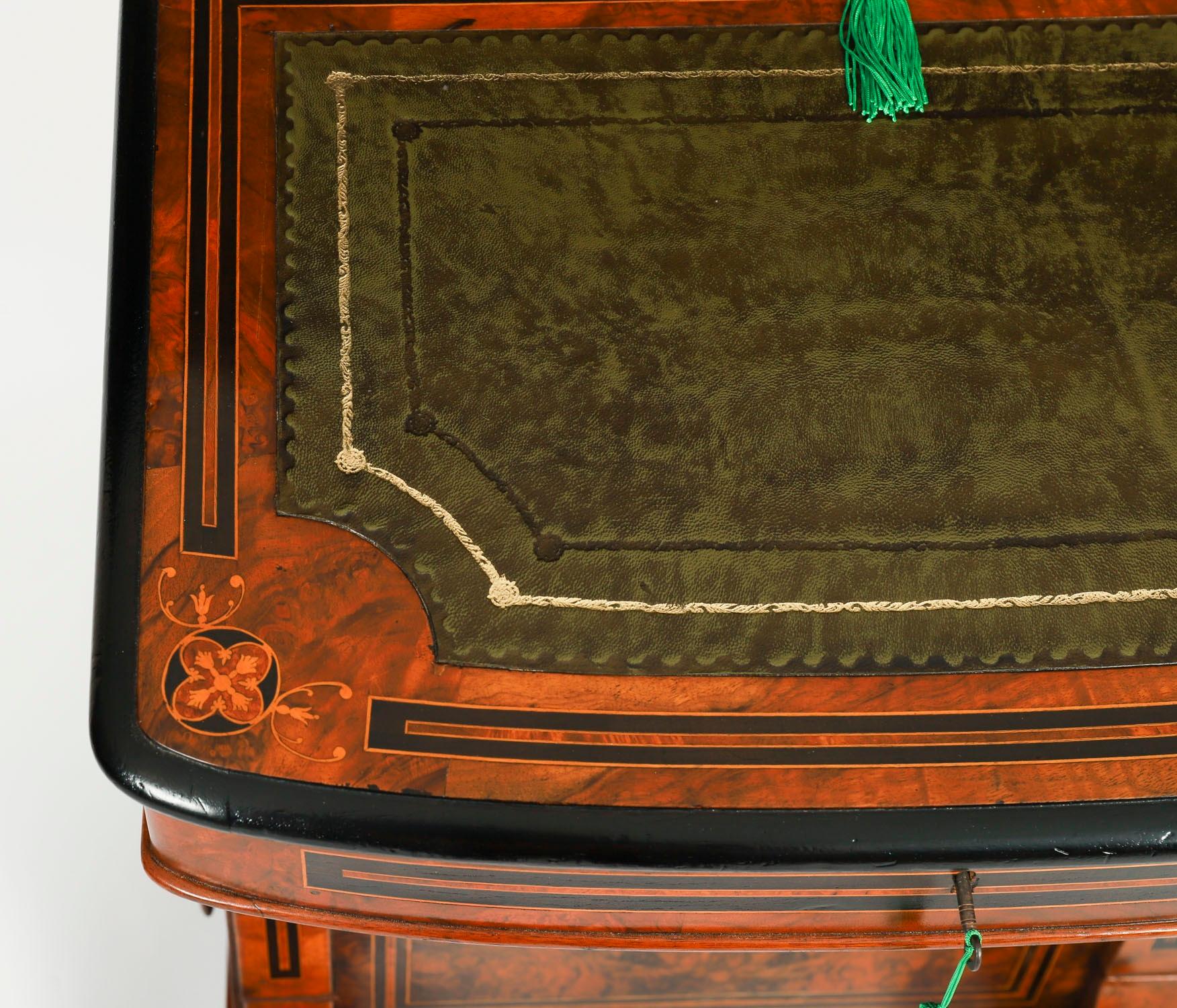 Fin du XIXe siècle Ancien bureau victorien Davenport en ronce de noyer et marqueterie 19ème siècle en vente