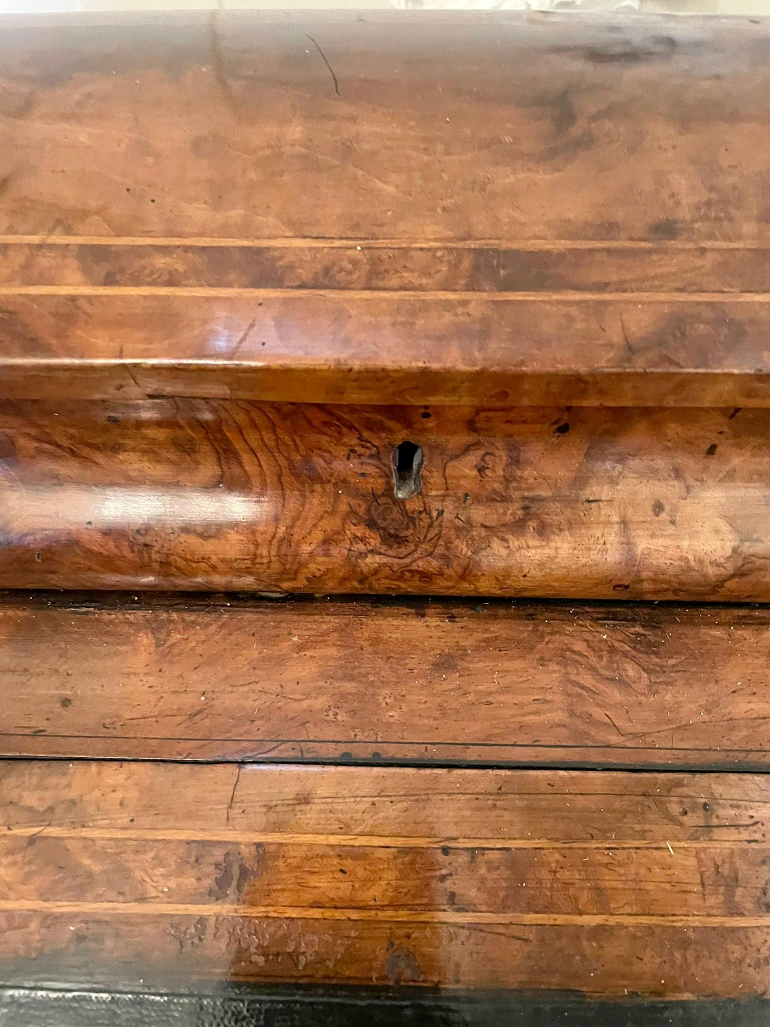 Antiker viktorianischer freistehender Davenport aus Wurzelnussholz mit Intarsien im Angebot 8
