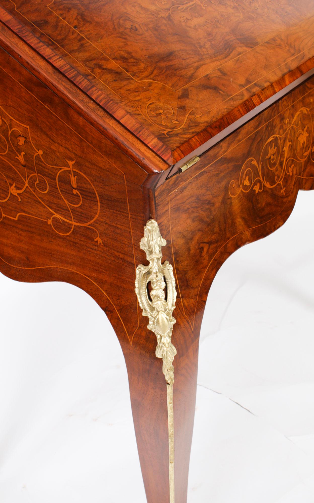 Bureau Bonheur de Jour victorien ancien et ornementation en bronze doré 19ème siècle en vente 4