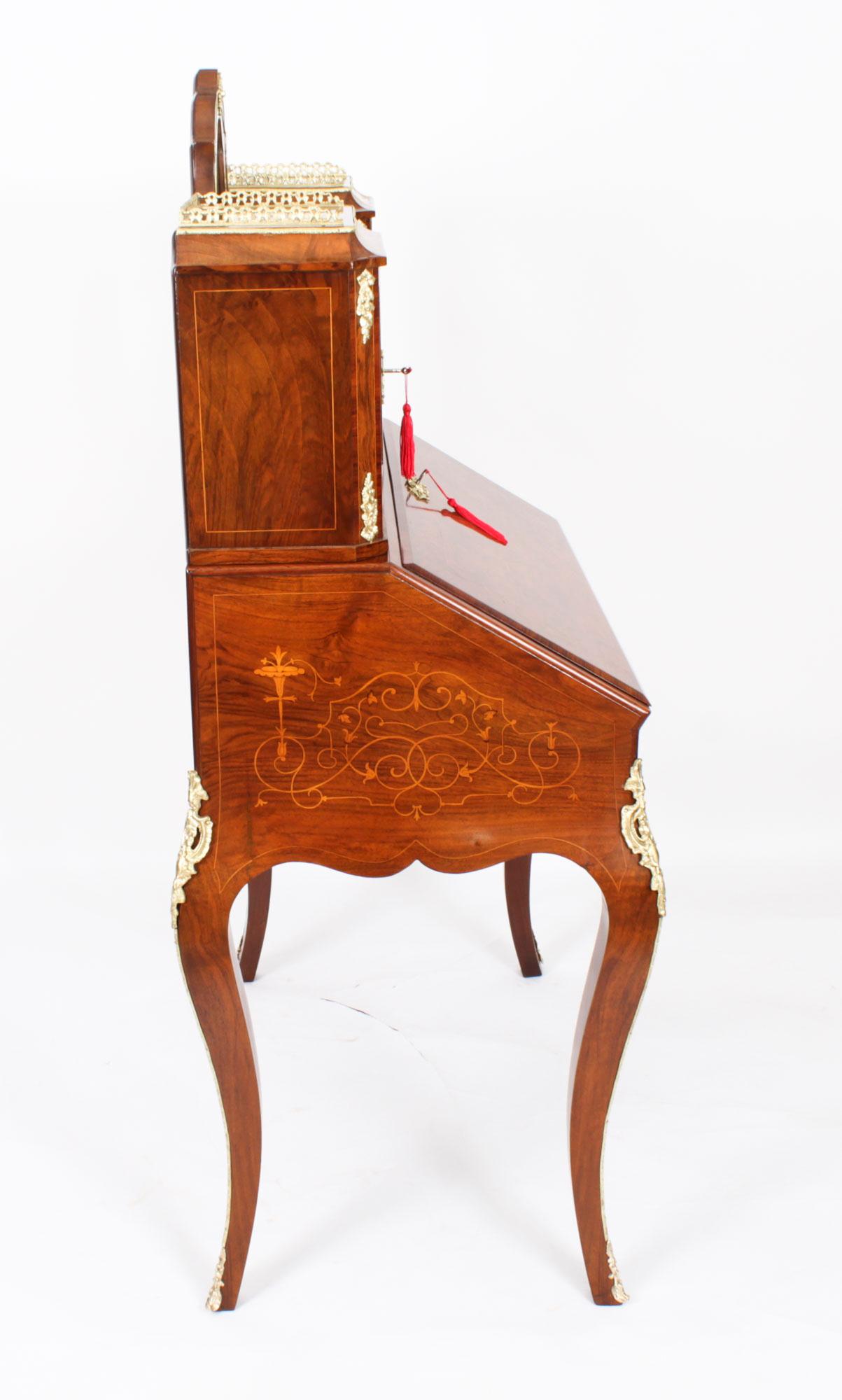 Bureau Bonheur de Jour victorien ancien et ornementation en bronze doré 19ème siècle en vente 6