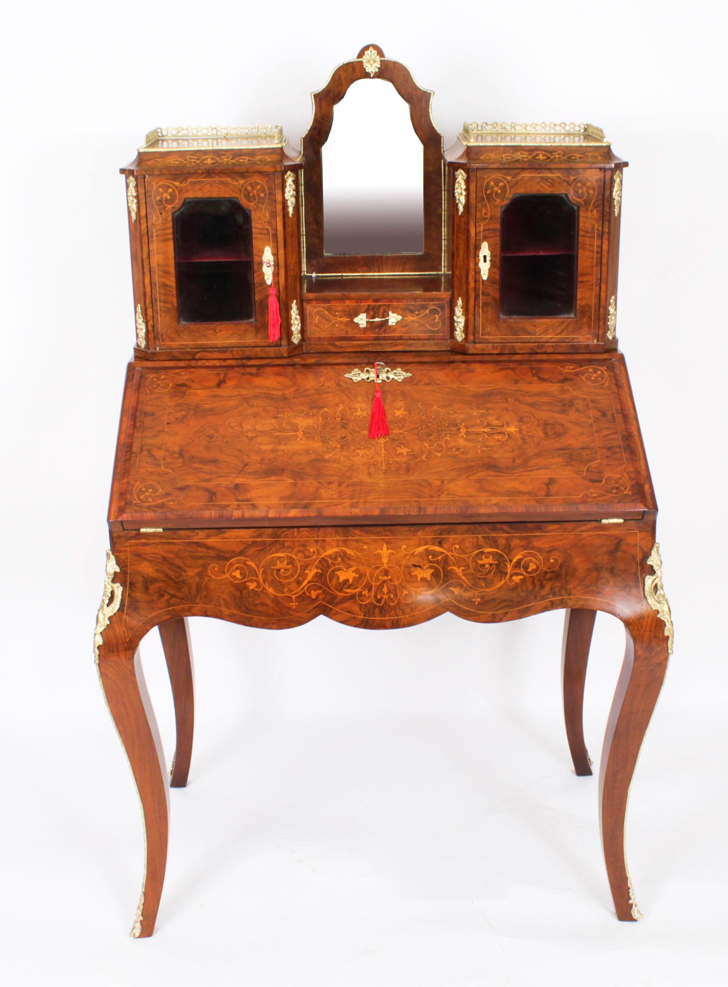 Il s'agit d'un magnifique objet victorien ancien en ronce de noyer et incrusté de bronze doré.  Bonheur Du Jour, ou écritoire pour dames, vers 1860. 

Le grain et la couleur magnifiques de la ronce de noyer, les fabuleuses décorations incrustées et